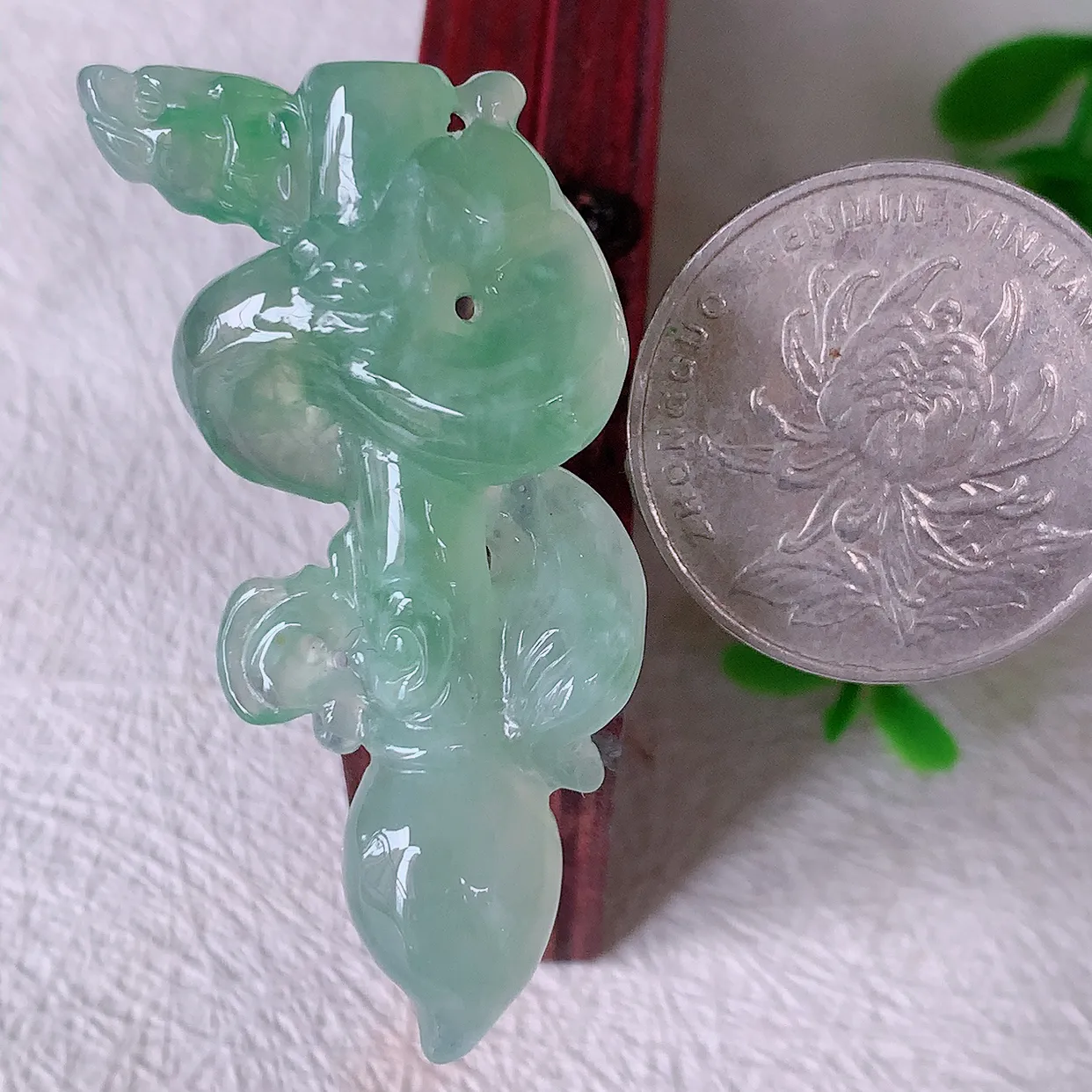 自然光实拍，冰种飘绿翡翠龙腾盛世、龙牌吊坠，种水好，雕工立体精致，佩戴霸气时尚！#01.10