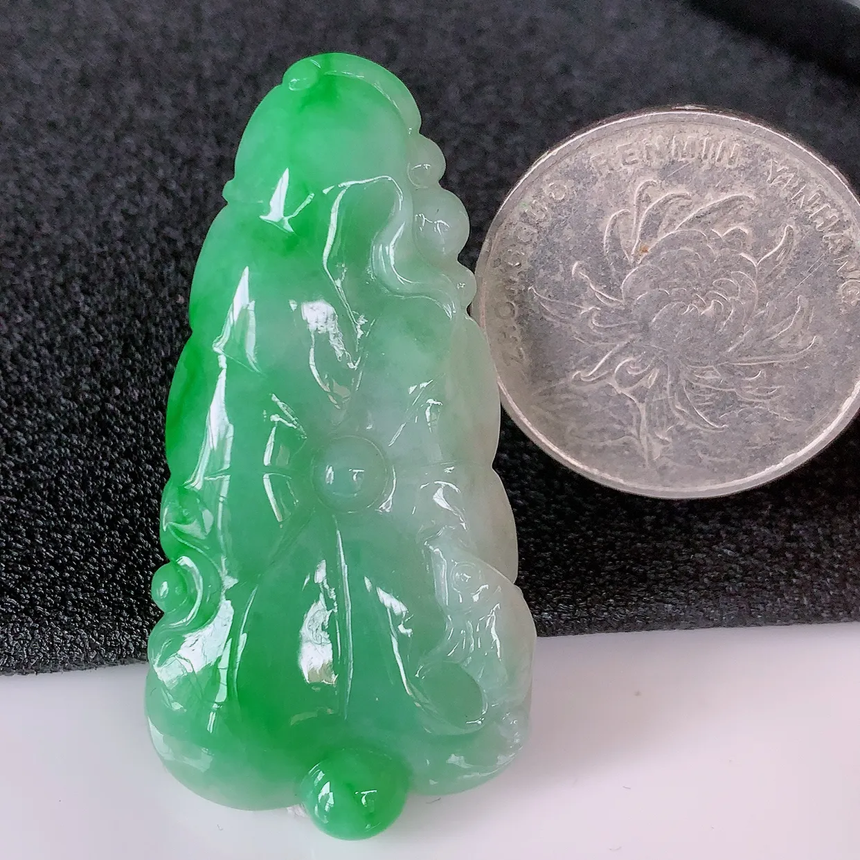 自然光实拍，冰润飘绿翡翠荷叶鱼、和和美美玉坠，财源广进，自然隐逸、荷本是素不着尘之物，有和美之寓意。#05.10