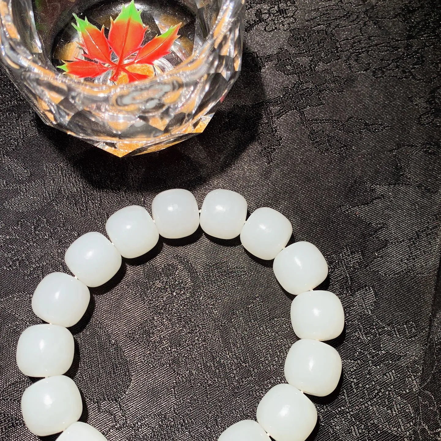 1和田玉白玉羊脂白老型珠手串。单颗尺寸13/14！玉质细腻油润。手推出油。佩戴高端典雅。lt2511