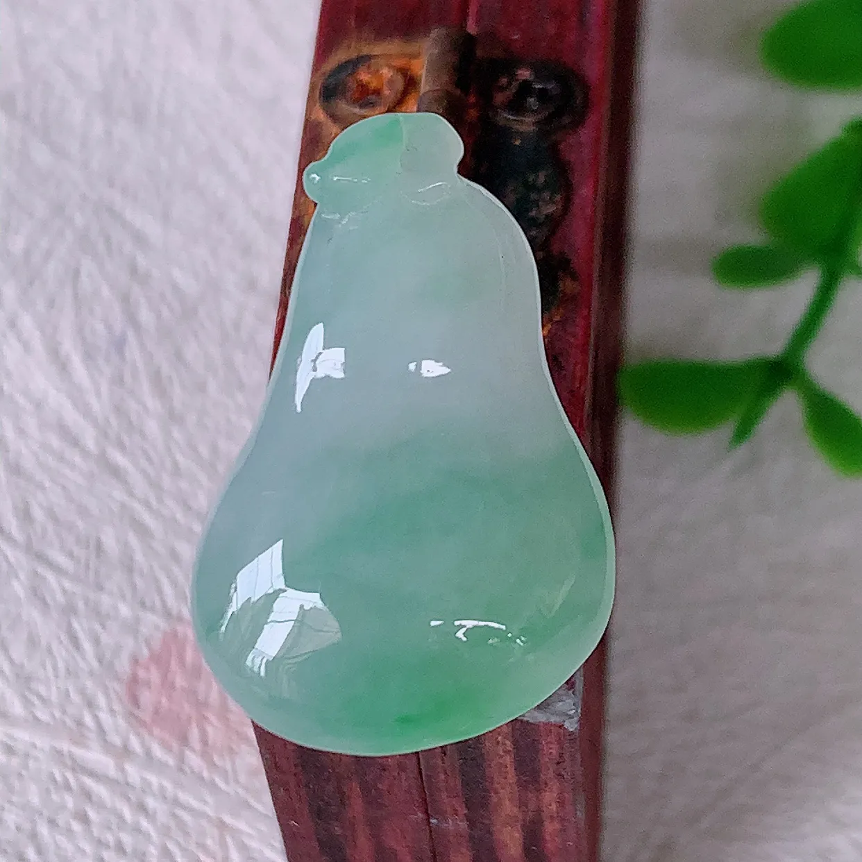 自然光实拍，冰种飘绿翡翠招财福瓜吊坠，精美饱满福瓜，种水足，形态圆润饱满，福相十足 ！#46.10