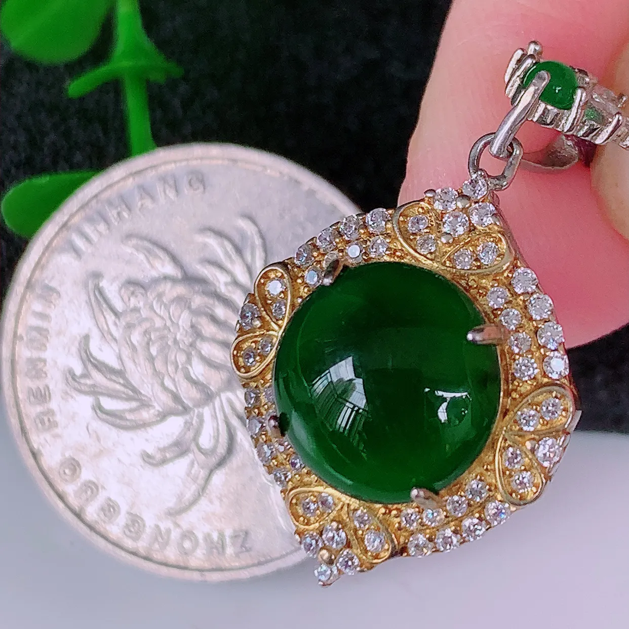 冰透满绿翡翠925银镶嵌吊坠，自然光实拍，翠色灵动，颜色漂亮，种老水足，品相佳，佩戴佳品！#97.10整体30.5-16.5*10.5裸石10.8*10.8