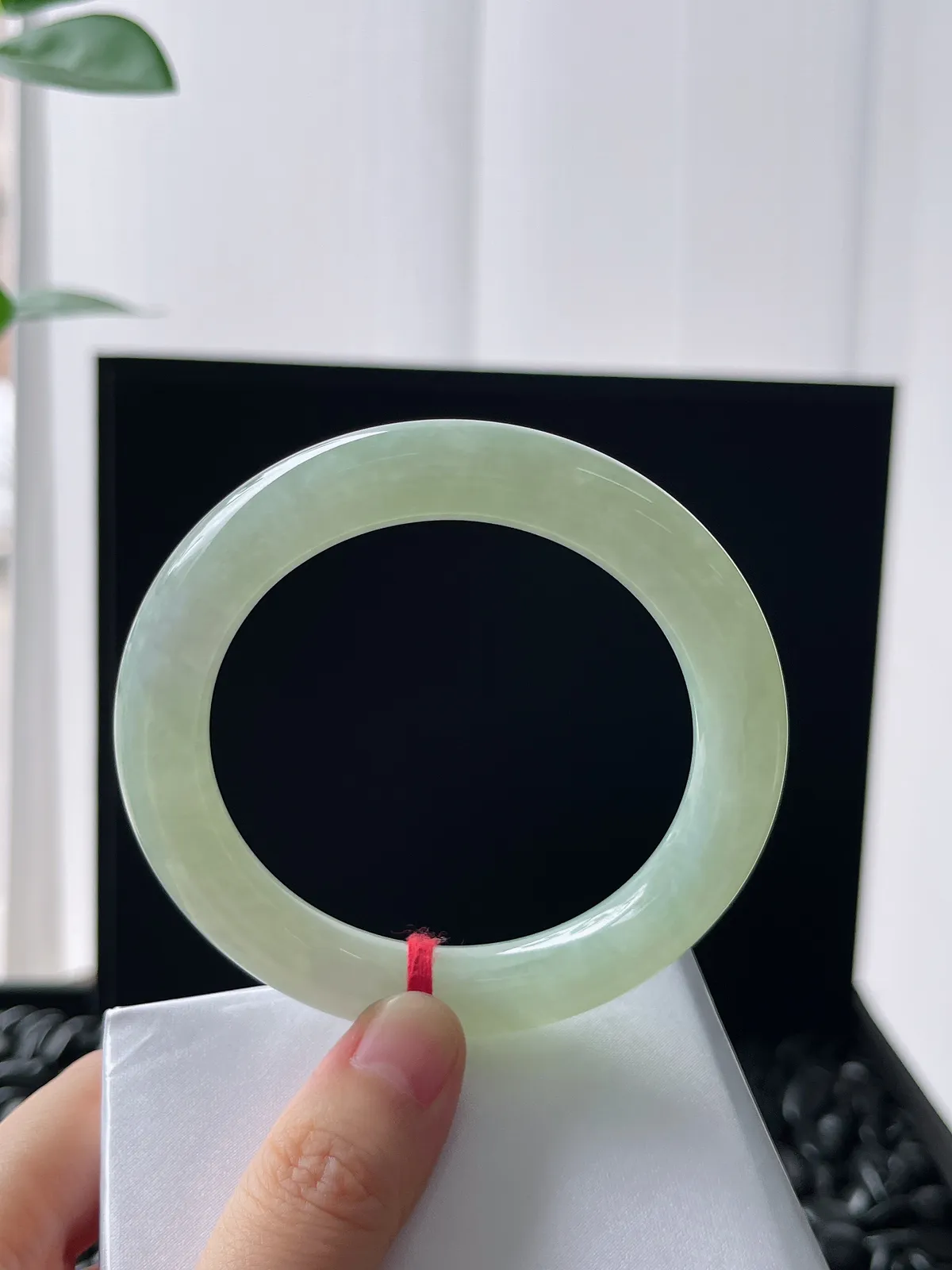 圆镯55.6圈口，翡翠冰糯种浅绿色手镯