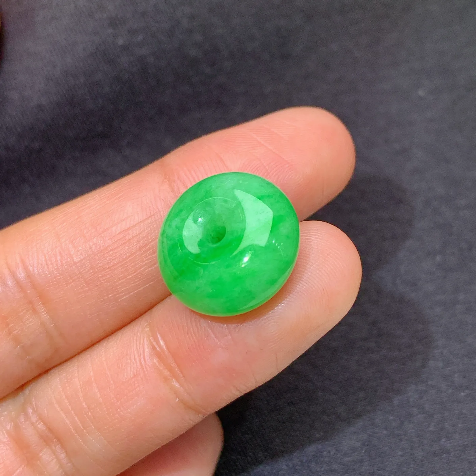 飘绿平安扣，冰润色阳，玉质细腻，种水足 尺寸15.6*7.7