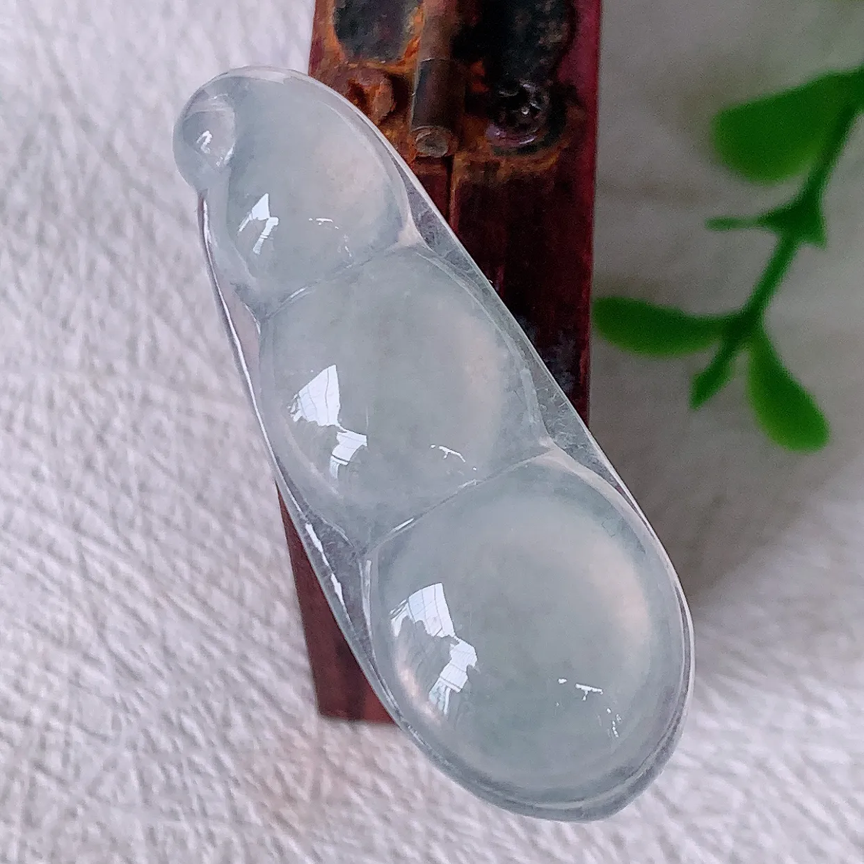 自然光实拍，冰种翡翠四季豆吊坠，平安豆福豆玉坠，冰润通透，豆粒饱满，寓意：豆蔻年华！#01.10