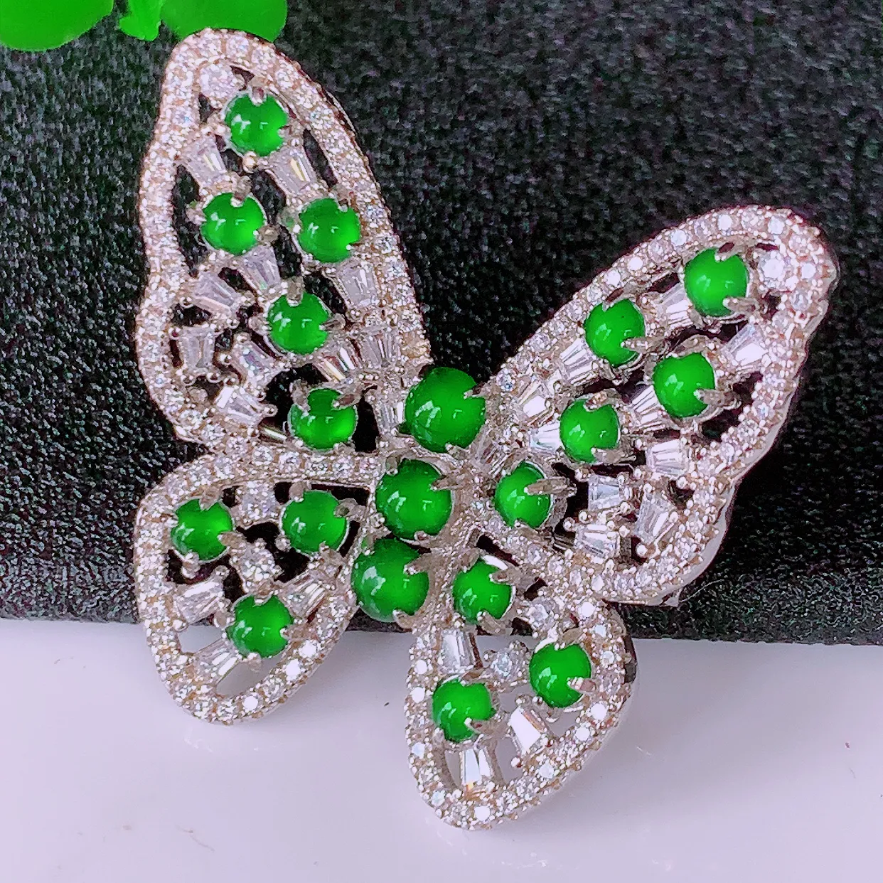 冰透满绿翡翠925银镶嵌蝴蝶胸针，自然光实拍，翠色灵动，颜色漂亮，种老水足，品相佳，佩戴佳品！#97