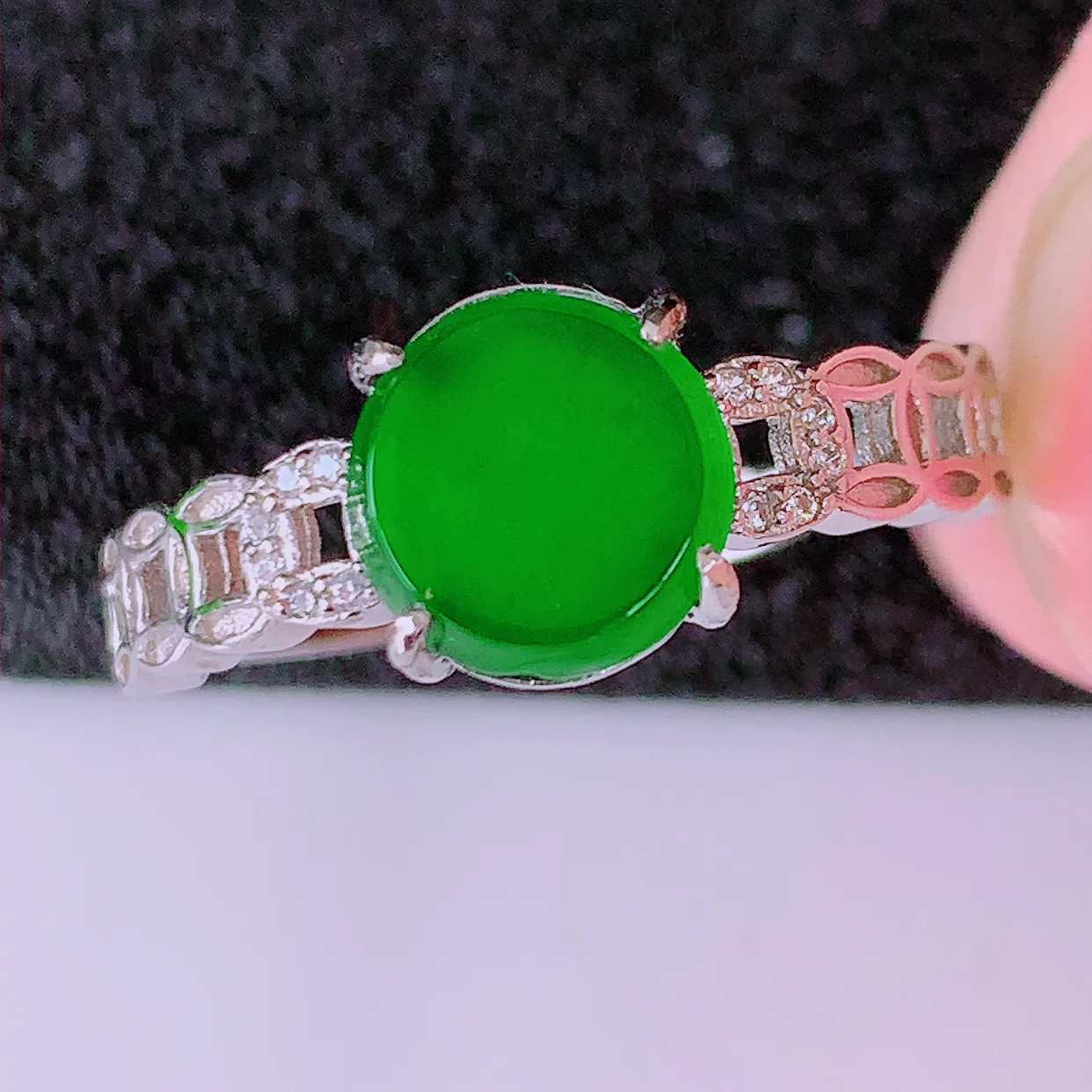 冰透满绿翡翠925银镶嵌戒指，自然光实拍，翠色灵动，颜色漂亮，种老水足，品相佳，佩戴佳品！#97.10（圈口可调大小）整体22.5-18.5-4.5裸石8*8