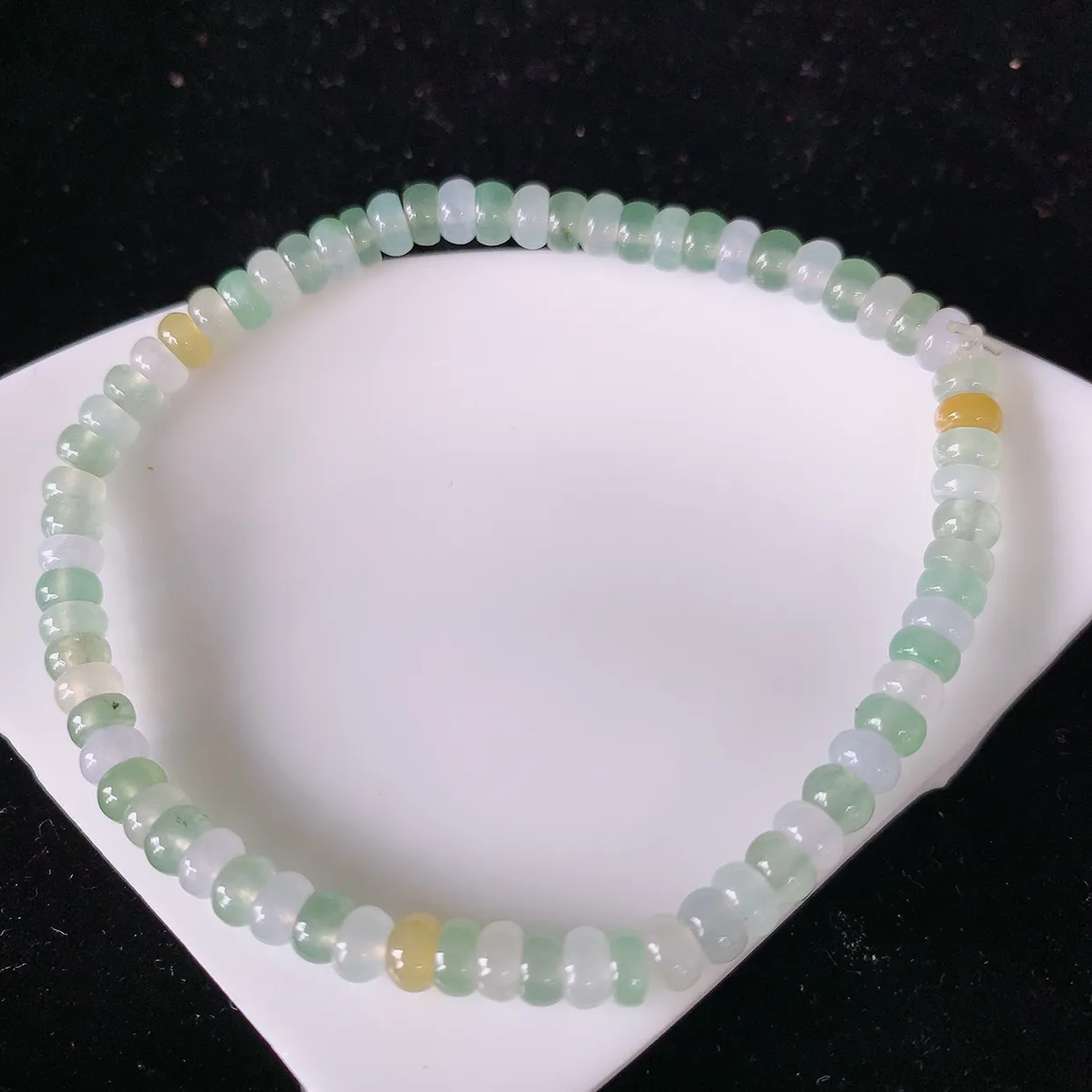 自然光实拍，冰种多宝翡翠手链，多彩翡翠手串，颜色丰富，料子细腻，高档大气，自戴送礼佳品！#41.10取一尺寸4.5mm