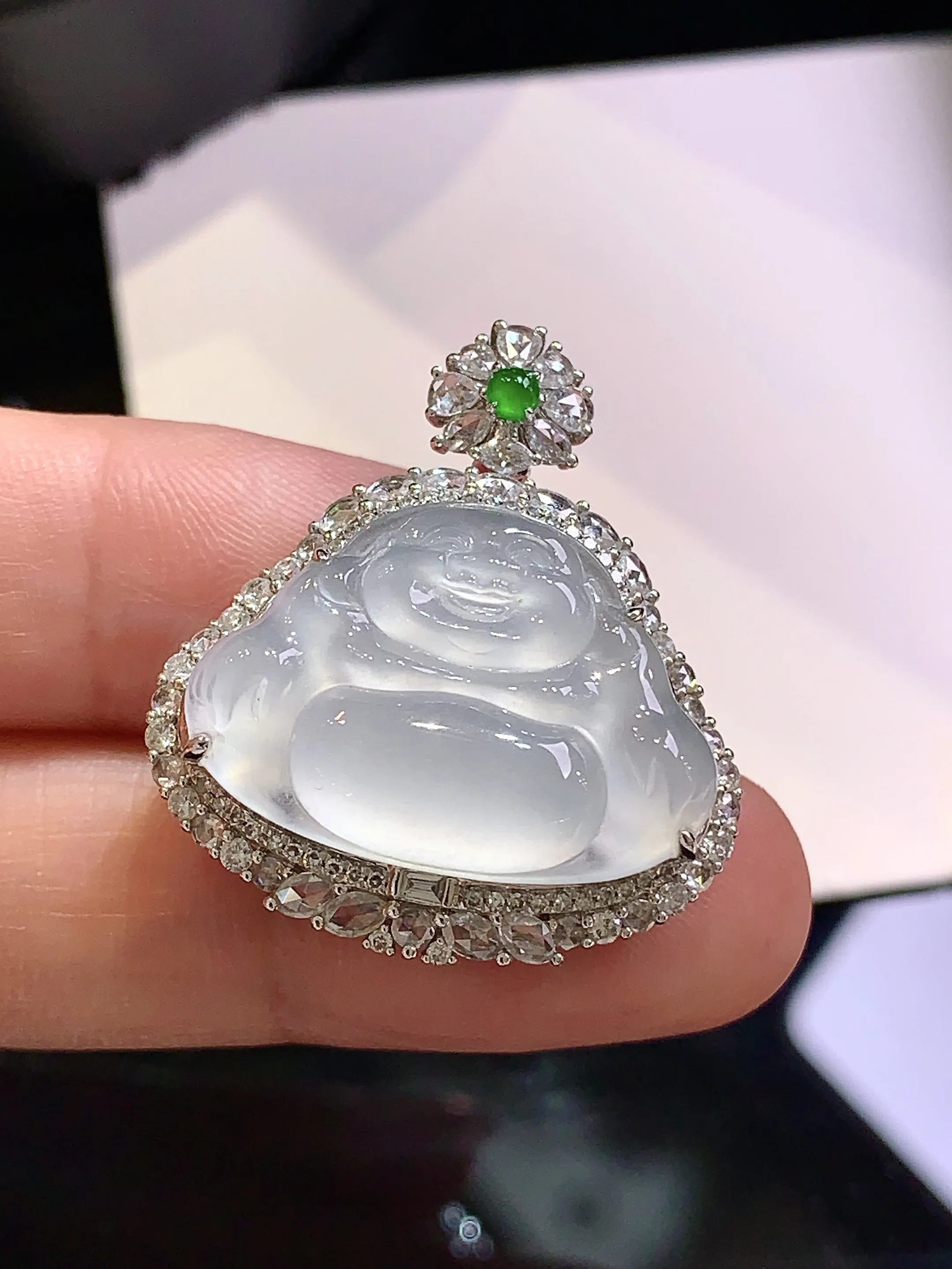 18k金钻镶嵌冰种佛公吊坠 玉质细腻 色泽清新艳丽 整体尺寸28.3*25.5*12