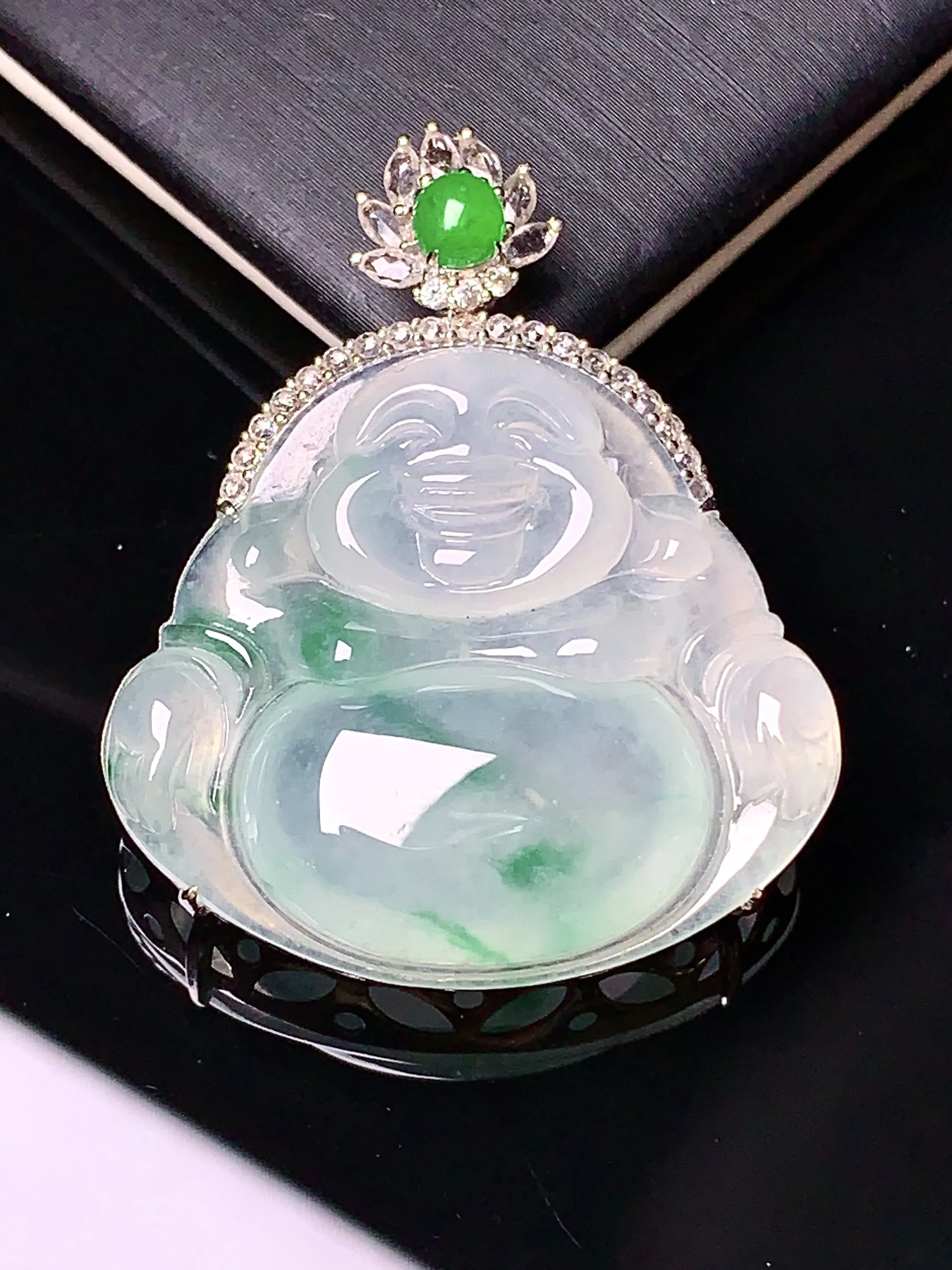 18k金钻镶嵌飘绿佛公吊坠 玉质细腻 色泽清新艳丽 整体尺寸35.8*29*8.5