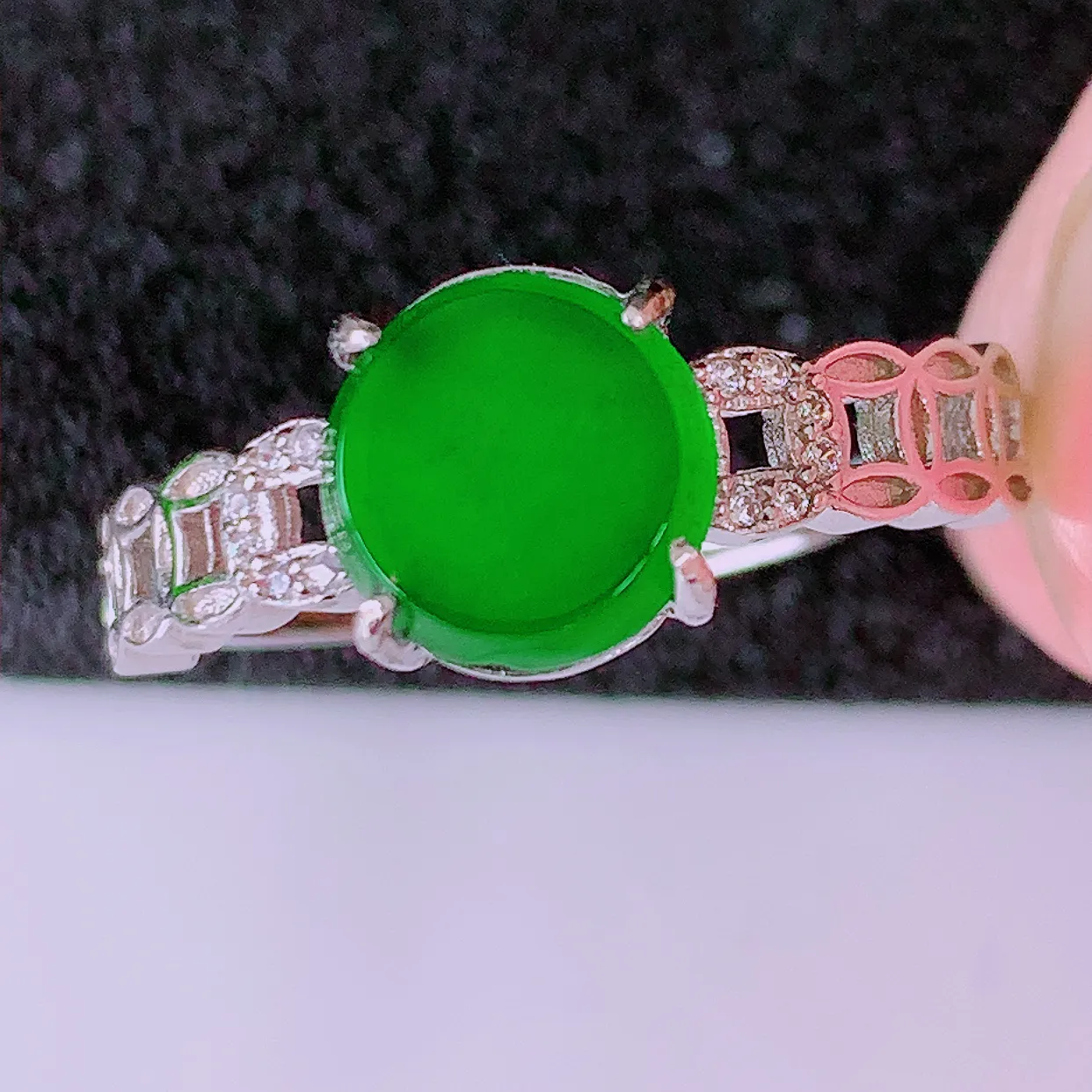 冰透满绿翡翠925银镶嵌戒指，自然光实拍，翠色灵动，颜色漂亮，种老水足，品相佳，佩戴佳品！#97.10（圈口可调大小）整体22.5-18.5-4.5裸石8*8