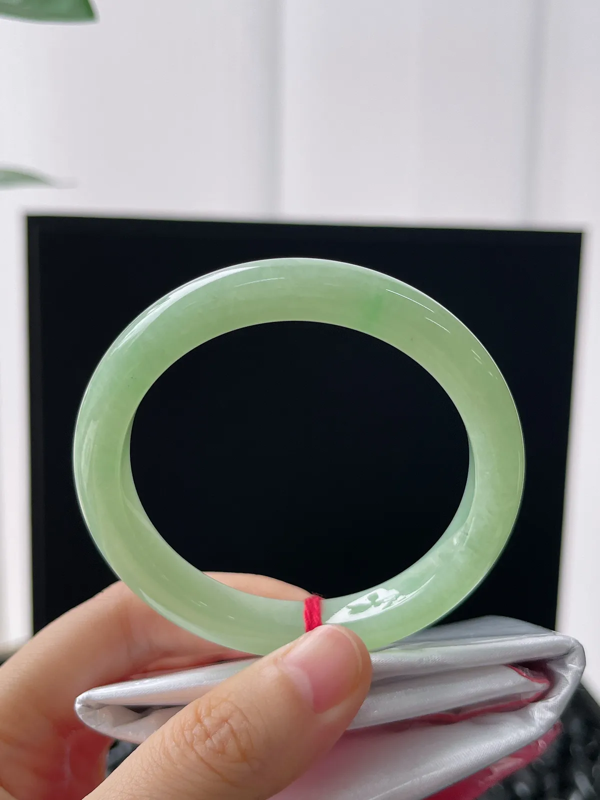 正圈52圈口，翡翠冰糯种浅绿色手镯