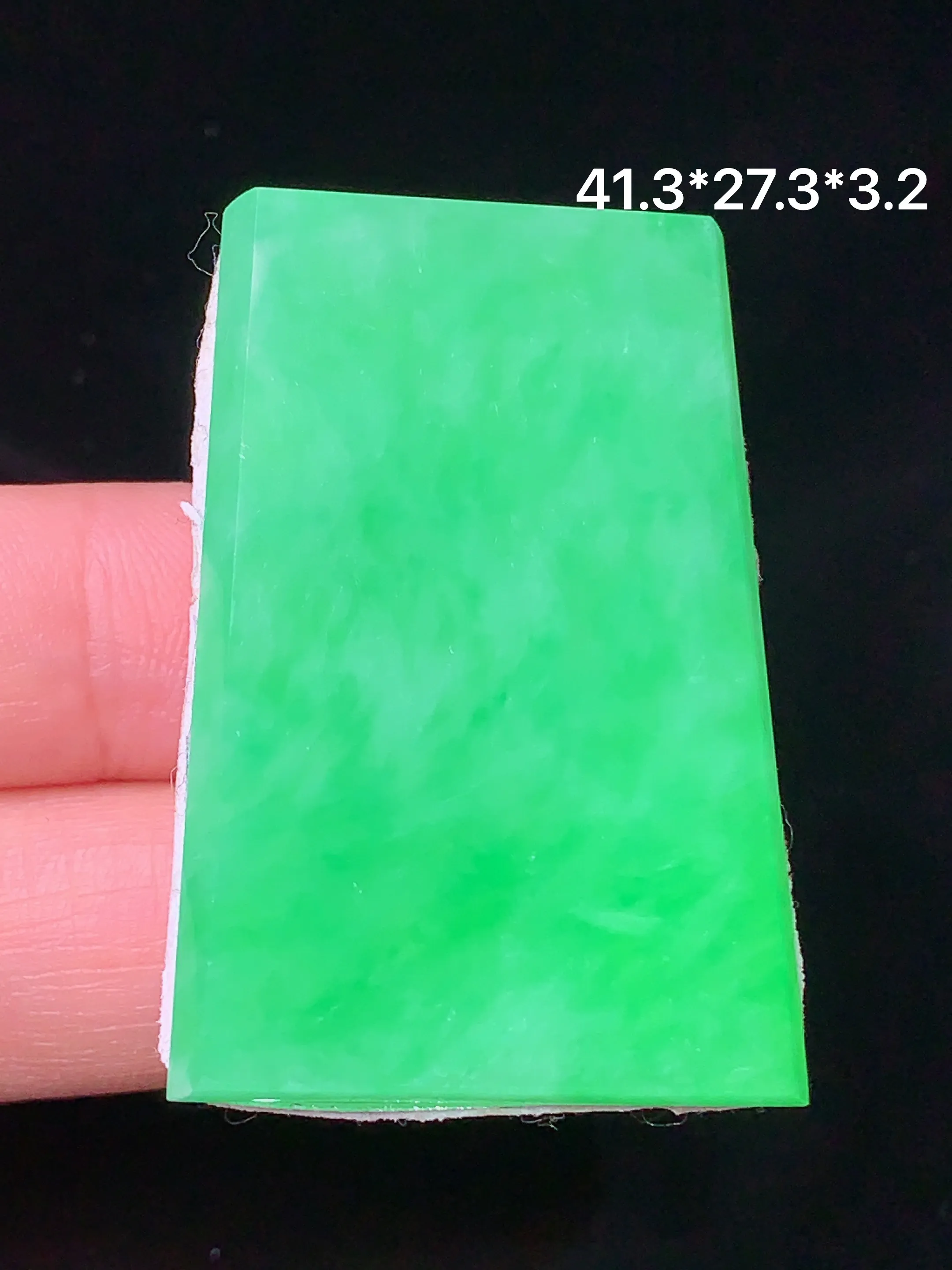 镶嵌款 翠绿无事牌吊坠 玉质细腻 色泽清新艳丽 整体尺寸41.3*27.3*3.2