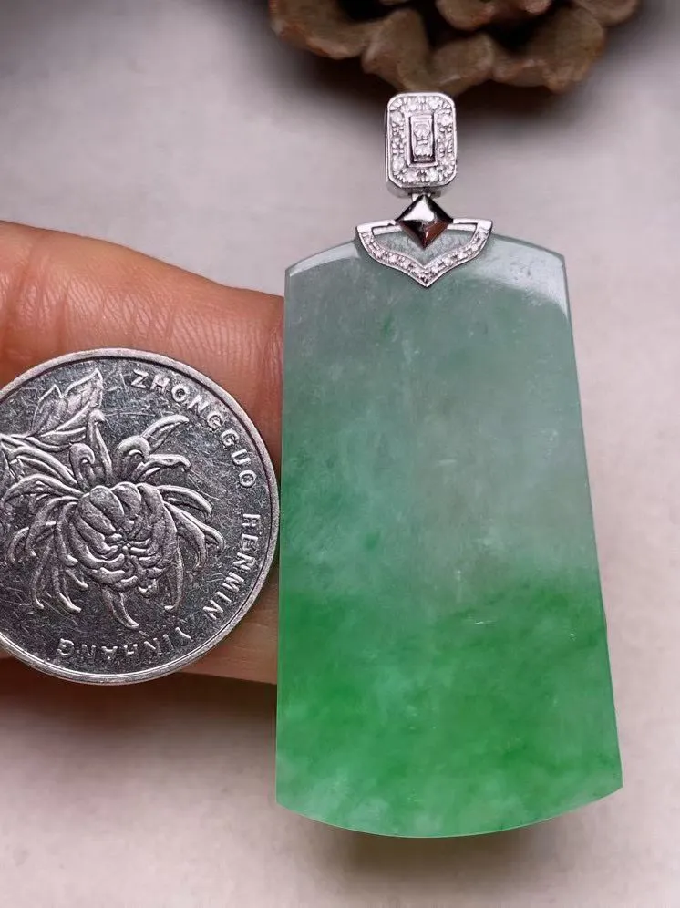 冰糯种飘绿平安无事牌吊坠、真金真钻镶嵌，种水好，玉质细腻 .裸石尺寸 44.0*25.0