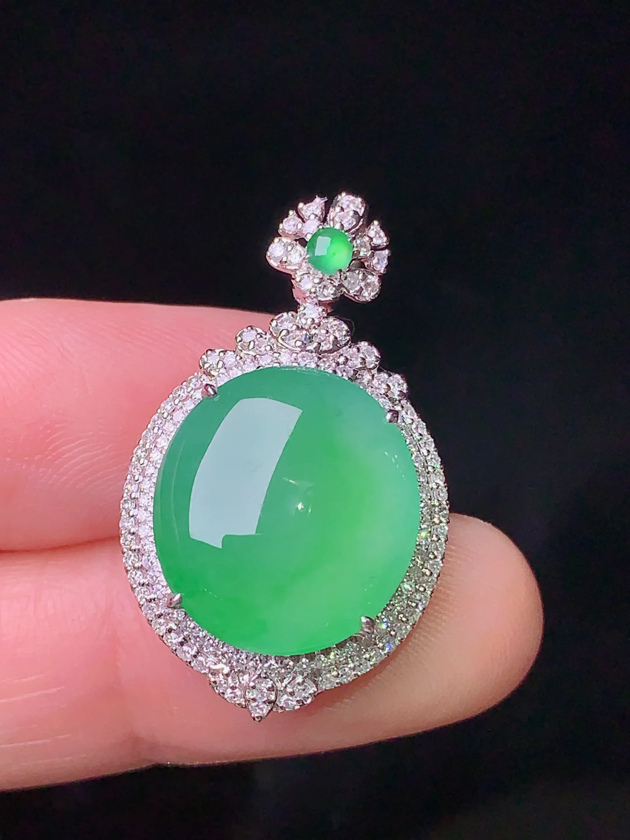 18k金钻镶嵌翠绿蛋面吊坠 玉质细腻 色泽清新艳丽 整体尺寸29.5*17.7*10.3