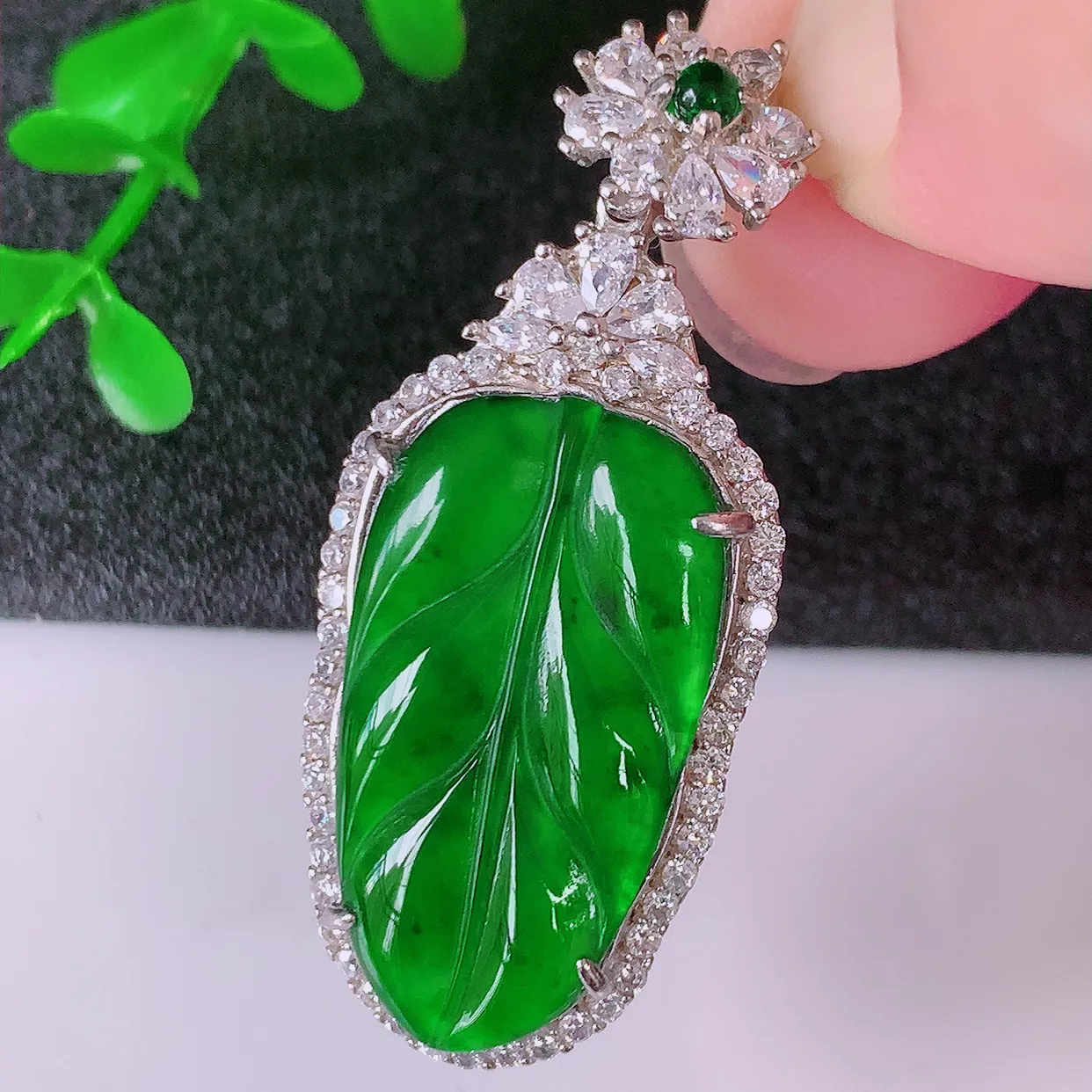 冰透满绿翡翠925银镶嵌叶子吊坠，自然光实拍，翠色灵动，颜色漂亮，种老水足，品相佳，佩戴佳品！#97