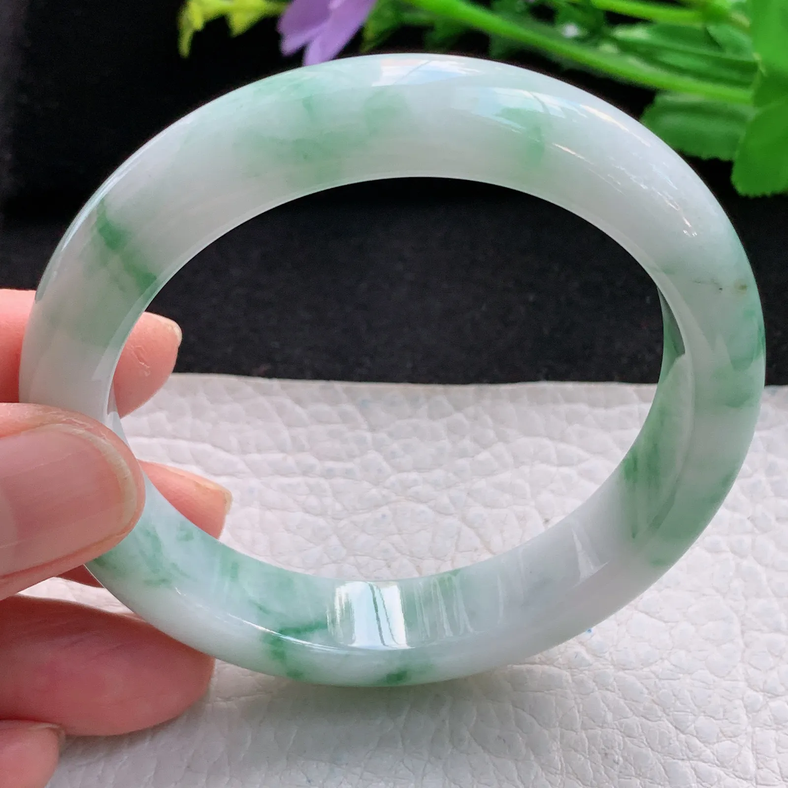 xc自然光57*12.8*8.5平安镯 缅甸翡翠a货精美飘绿花宽边玉手镯 玉手环