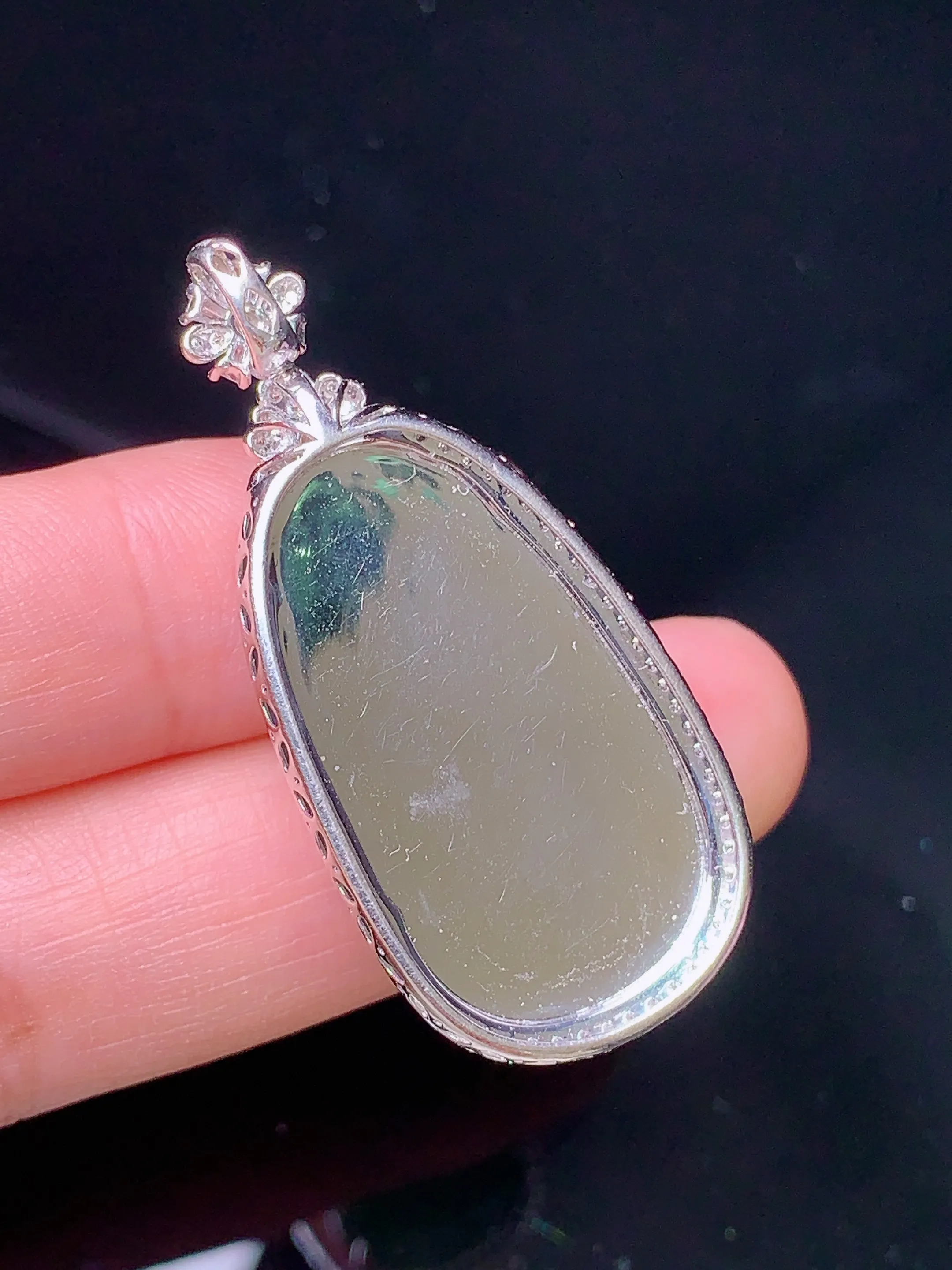 18k金钻镶嵌翠绿如意吊坠 玉质细腻 色泽清新艳丽 整体尺寸40.8*18.7*9.2