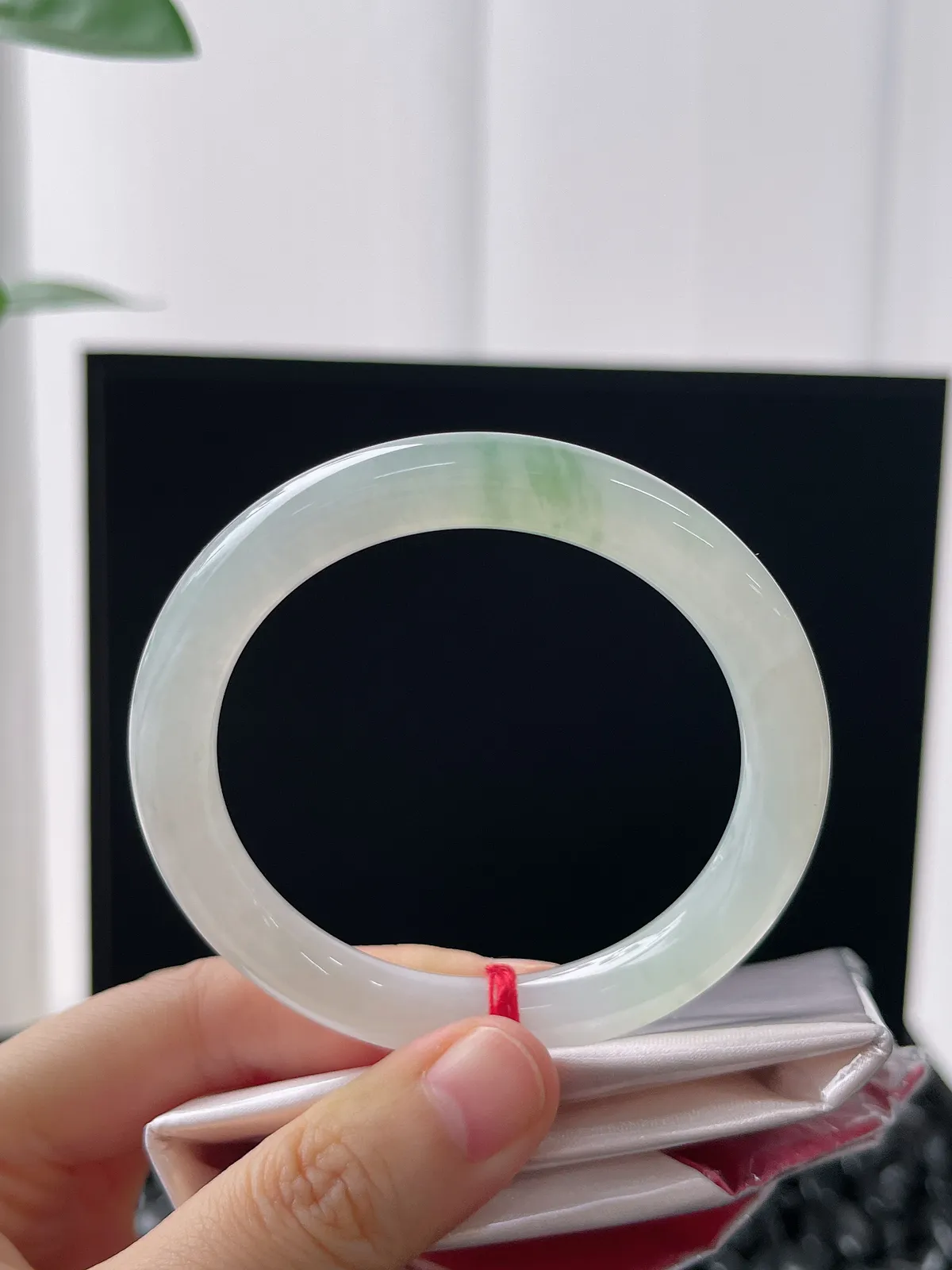 圆镯52.1圈口，翡翠冰糯种飘绿手镯