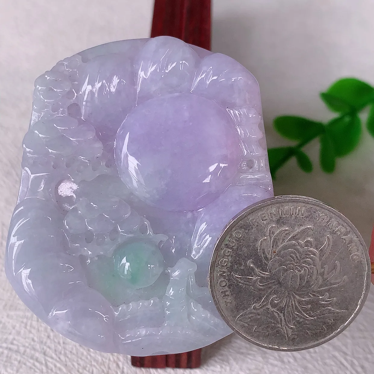 自然光实拍，冰润春带彩翡翠山水牌吊坠，翡翠山水，立体生动形象，山水素材布局合理，意境感佳，佩戴上身效果更高贵 #46.10