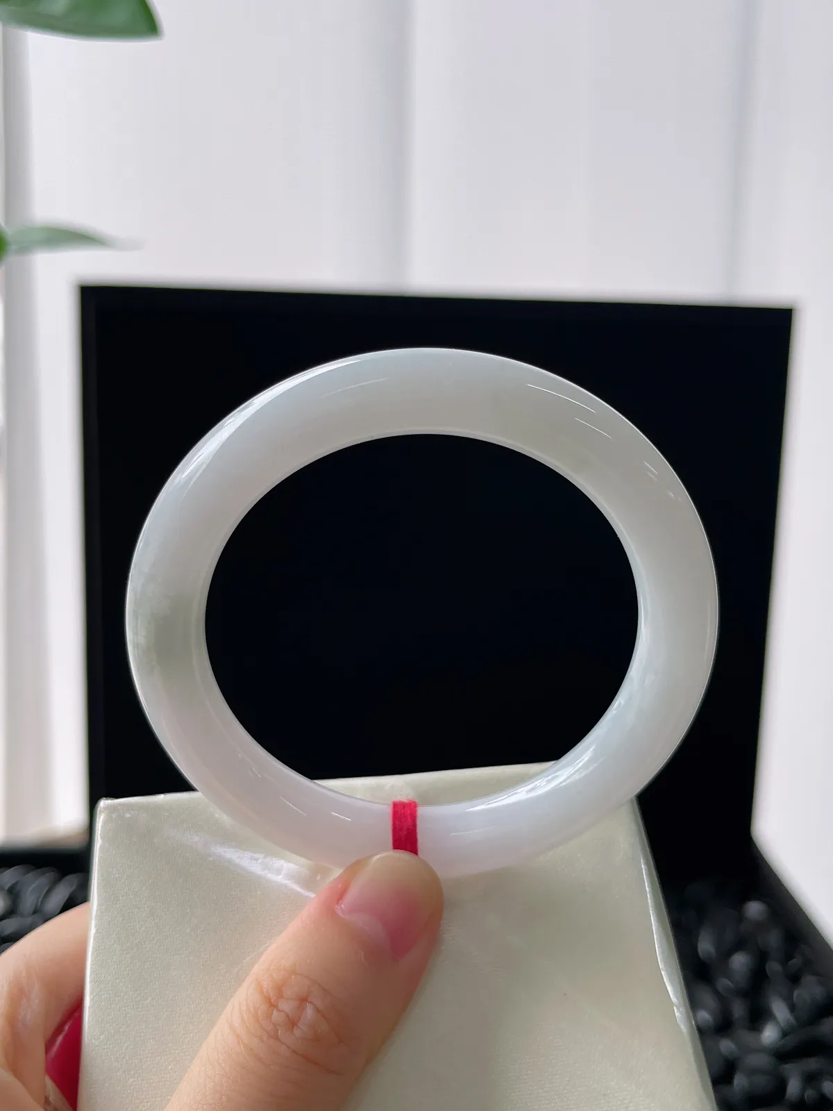 圆镯53圈口，翡翠糯化种白色手镯