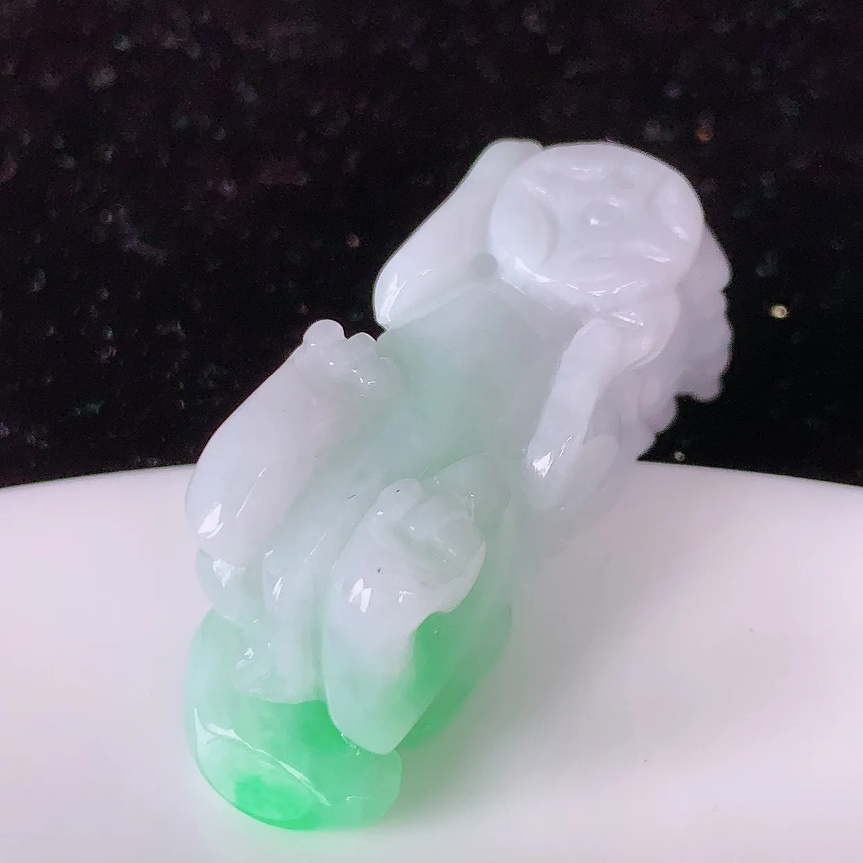 自然光实拍，冰润飘绿招财貔貅吊坠，民间有“一摸貔貅运程旺盛，再摸貔貅财运滚滚，三摸貔貅平步青云 ”的美好祝愿。#81.10