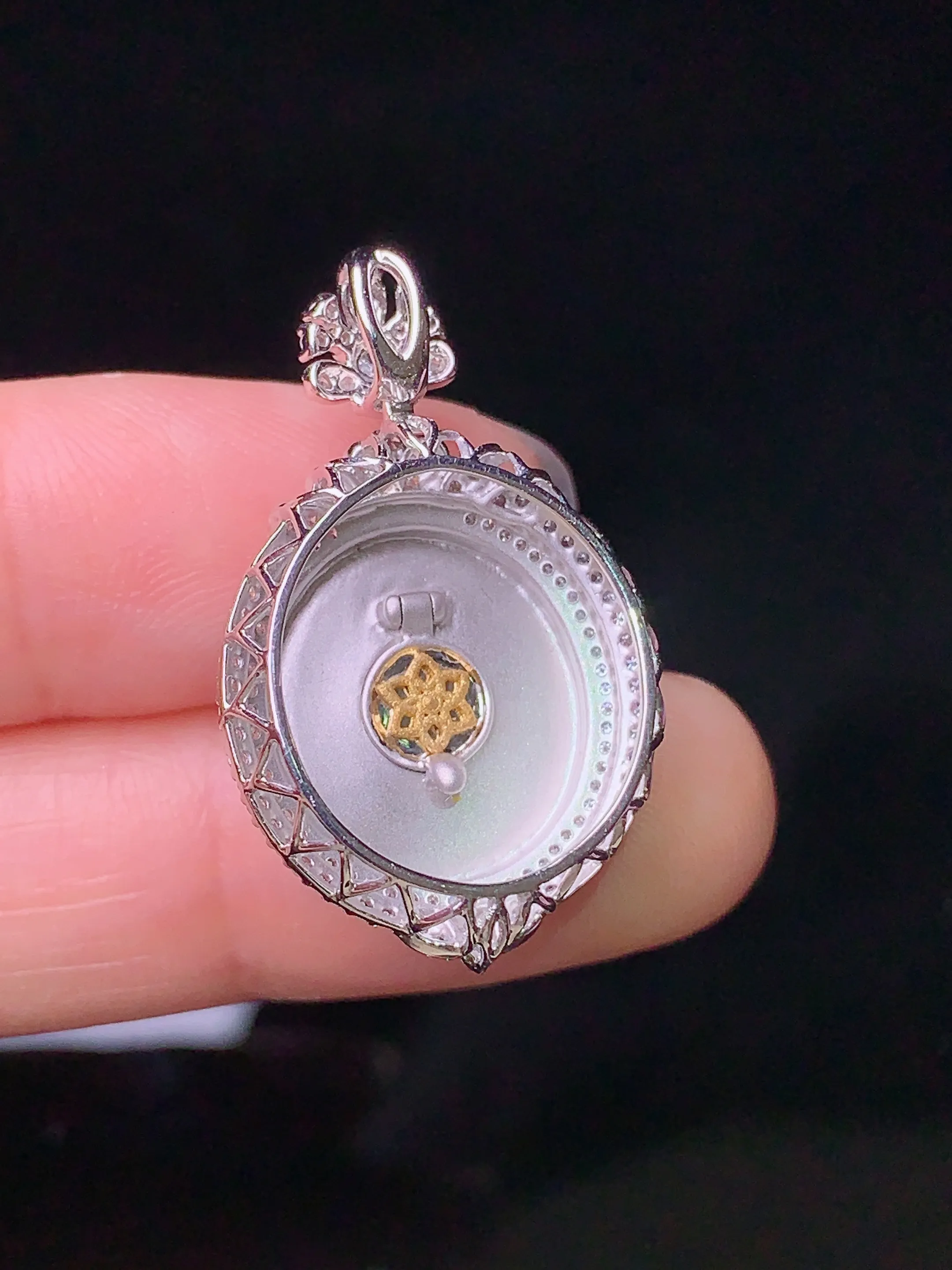 18k金钻镶嵌翠绿蛋面吊坠 玉质细腻 色泽清新艳丽 整体尺寸29.5*17.7*10.3