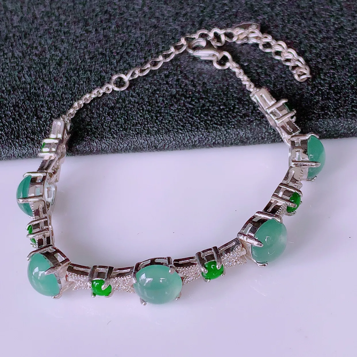 冰透满绿翡翠925银镶嵌手链，自然光实拍，翠色灵动，颜色漂亮，种老水足，品相佳，佩戴佳品！#97.10取一整体7*7*5.6裸石7*7