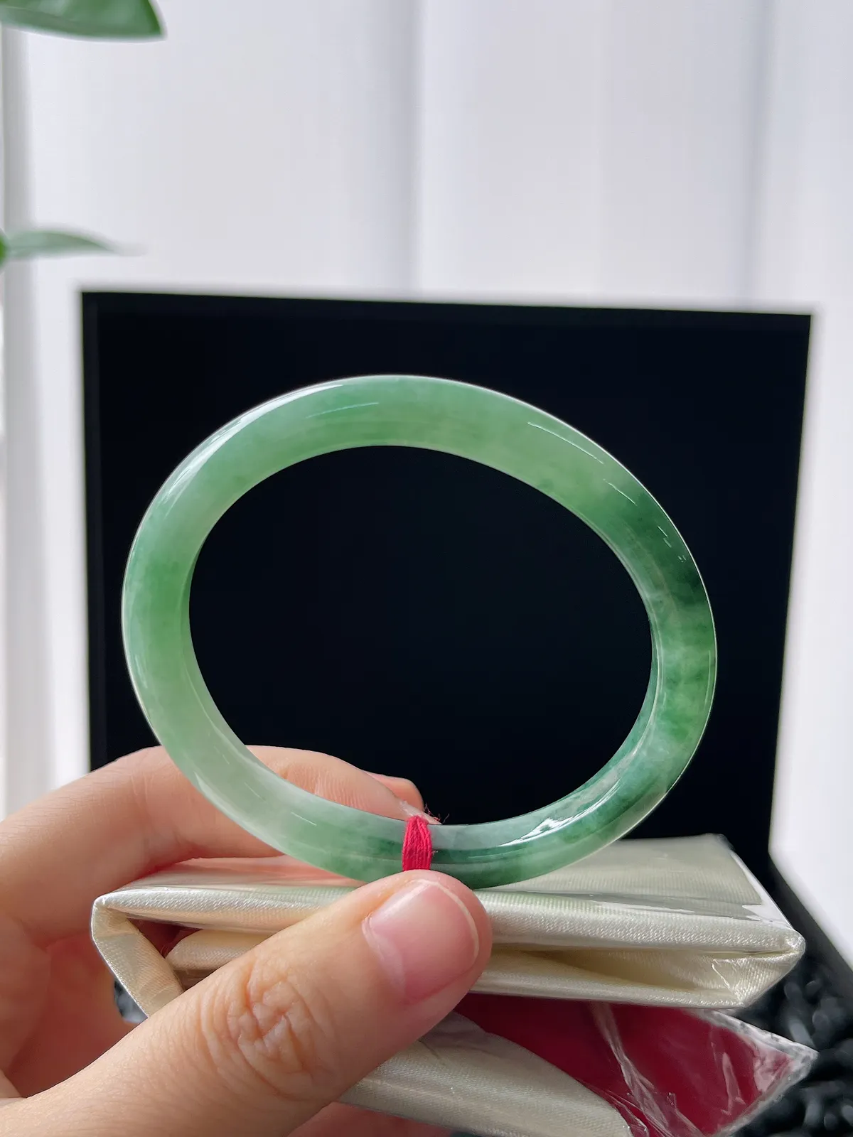 贵妃镯53.2圈口，翡翠糯化种淡绿色手镯