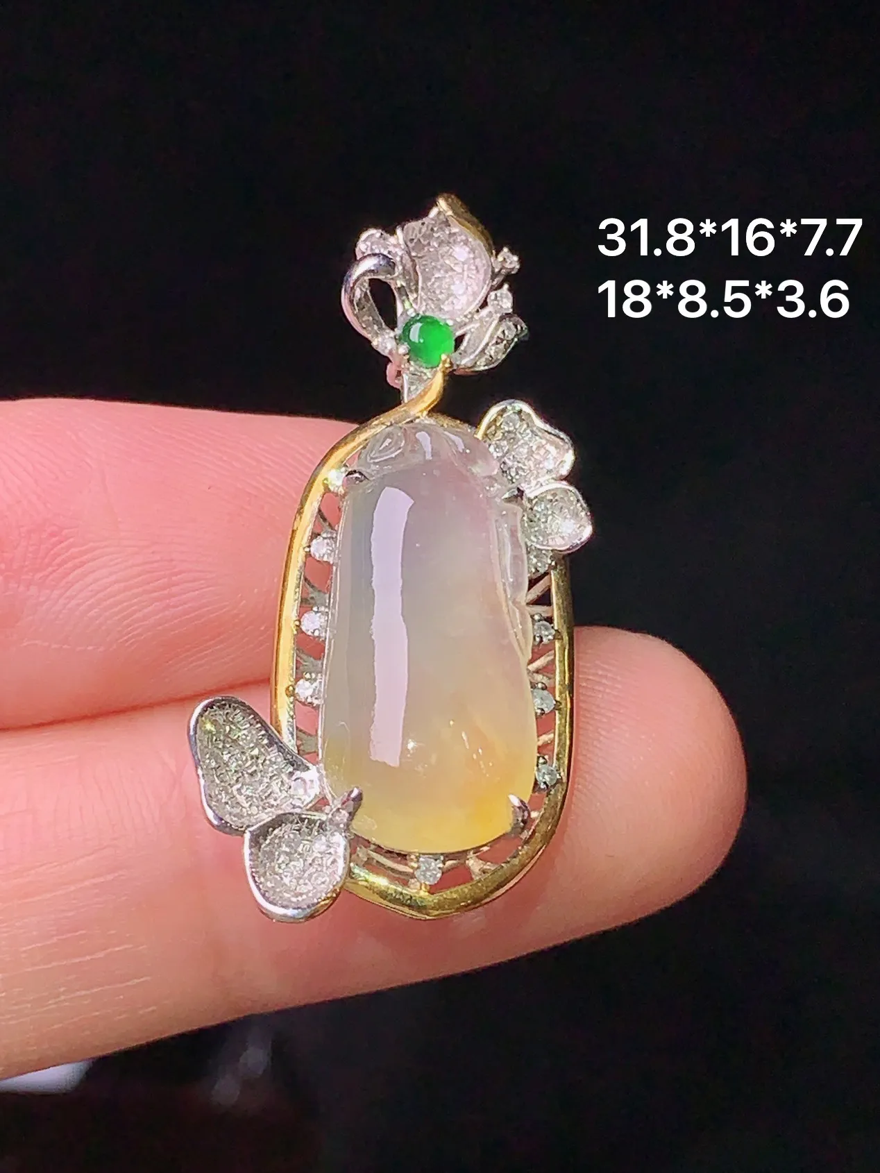 18k金钻镶嵌冰种黄翡福瓜吊坠 玉质细腻 色泽清新艳丽 整体尺寸31.8*16*7.7