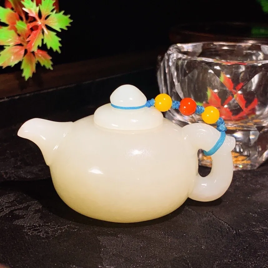 和田玉白玉把把壶。尺寸43/75重116.8克。玉质细腻油润。手推出油。佩戴高端典雅。lt25111
