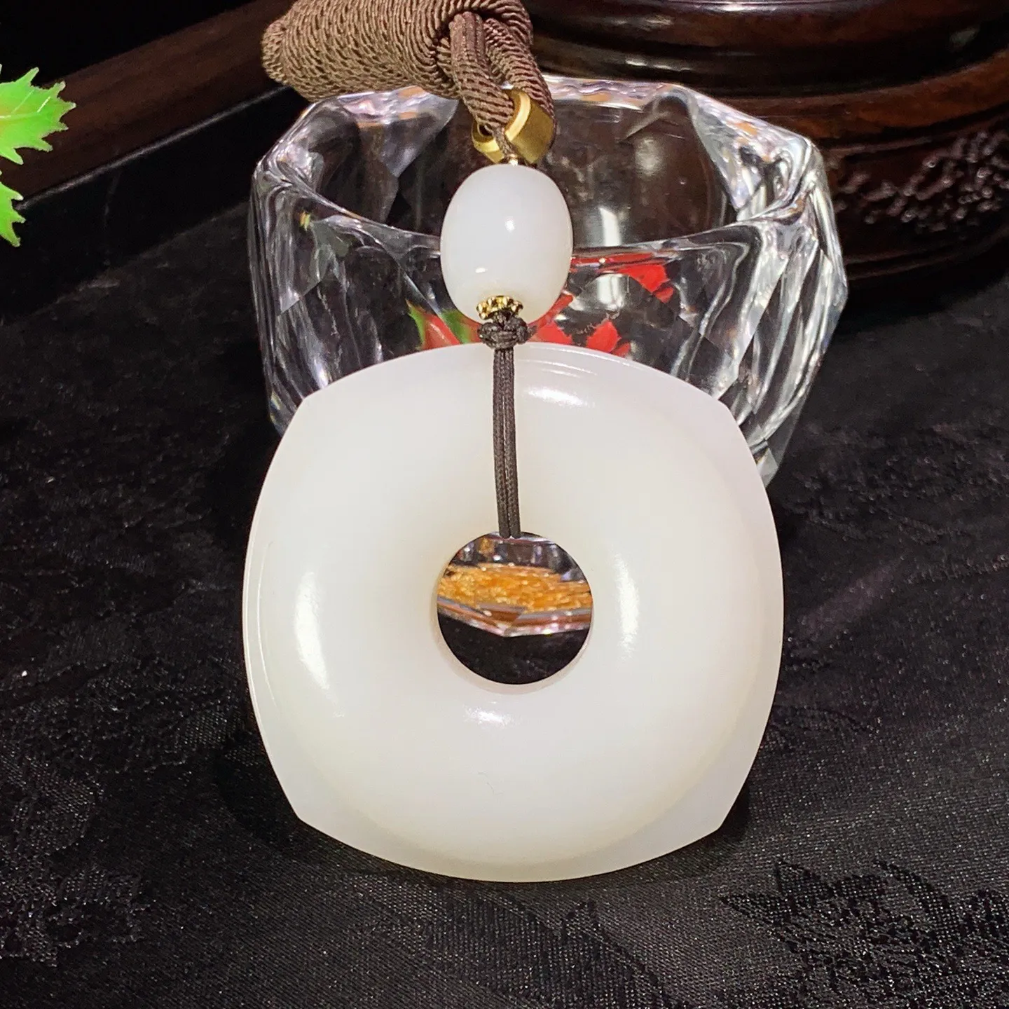 新疆和田玉羊脂白四方平安扣玉棕挂件。尺寸49/15重66.8克。白度一级。无裂无杂无结构。玉质细腻油润。手推出油。佩戴高端典雅。lt251111