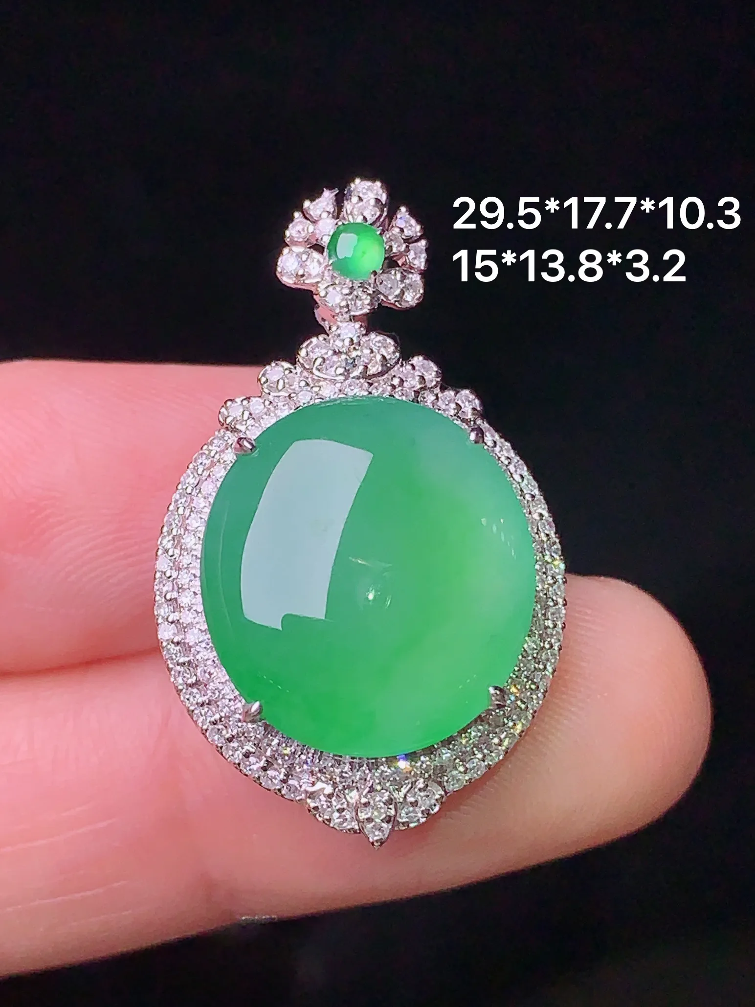 18k金钻镶嵌翠绿蛋面吊坠 玉质细腻 色泽清新艳丽 整体尺寸29.5*17.7*10.3
