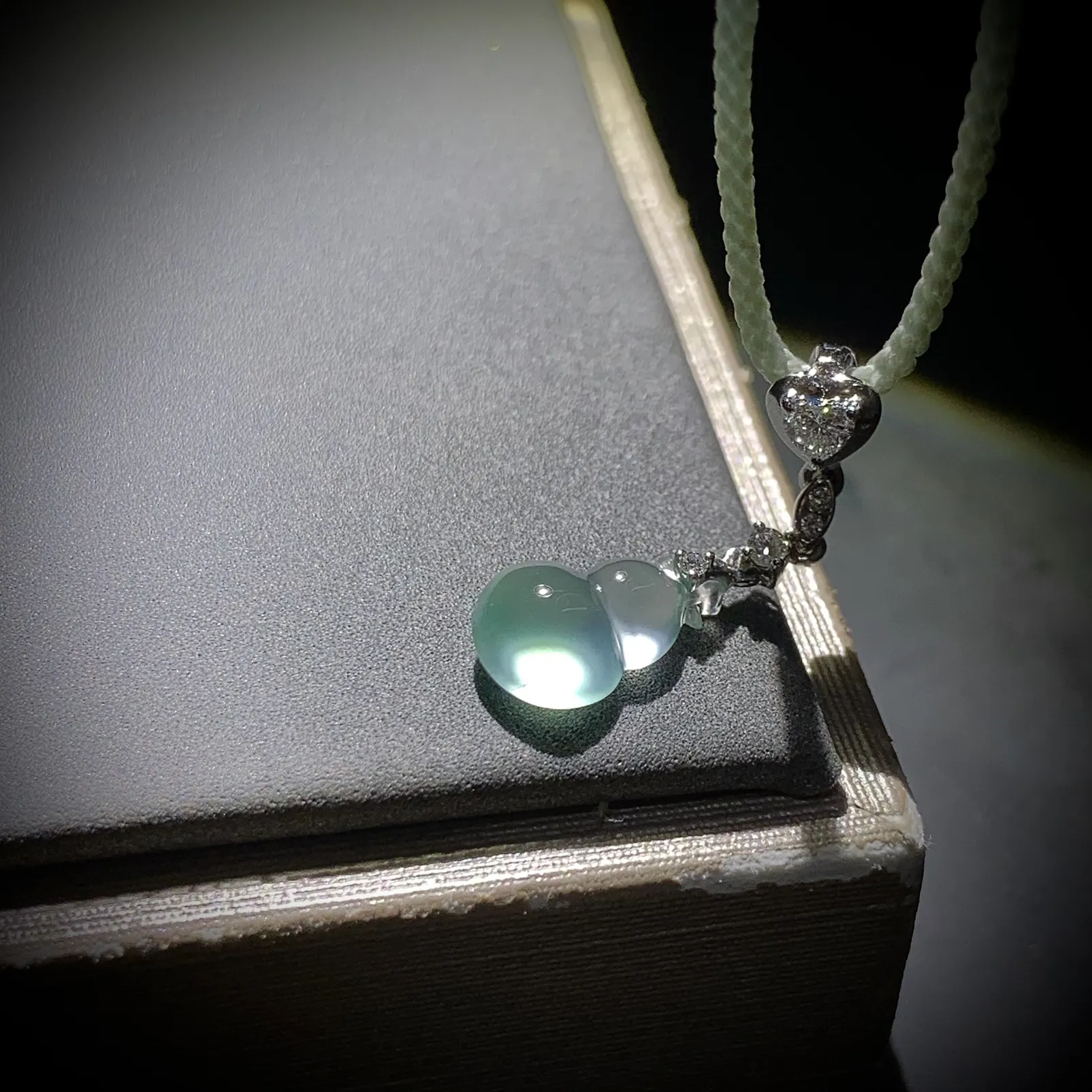 高质量翡翠葫芦吊坠小滴溜，
24.5-裸石11.5-7.5-4.2mm，
18K金，南非钻，