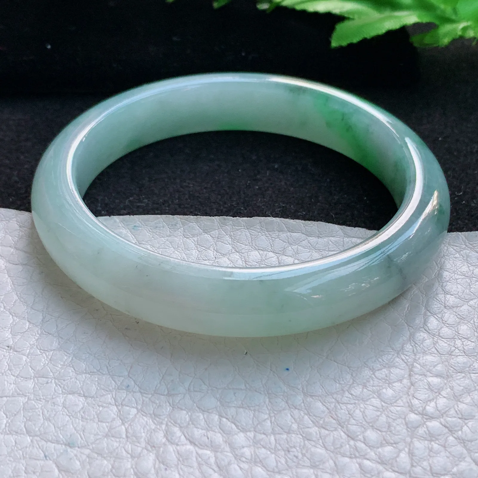 xx自然光56.5*11.6*8平安镯 缅甸翡翠a货精美三彩秀气宽边玉手镯 玉手环