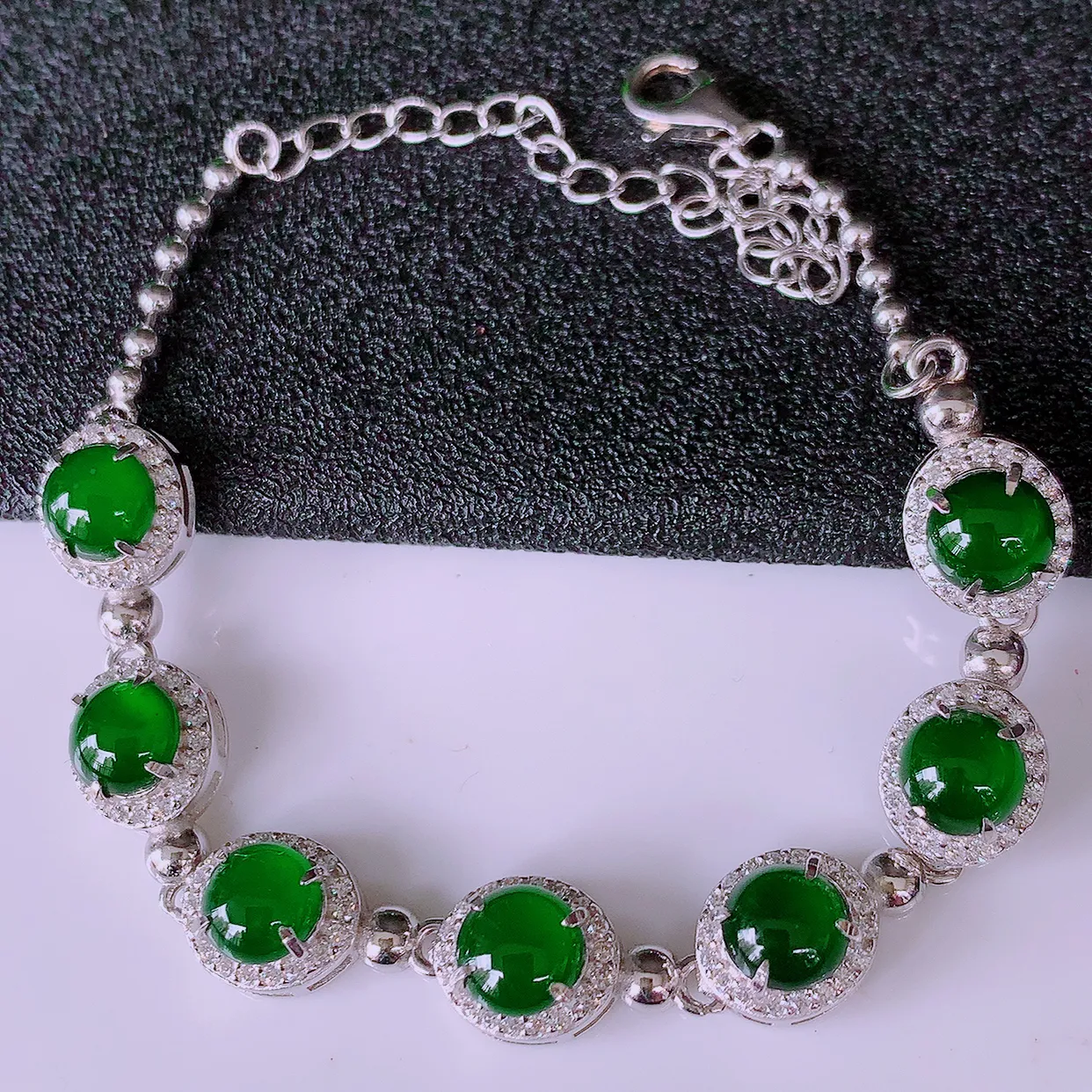 冰透满绿翡翠925银镶嵌手链，自然光实拍，翠色灵动，颜色漂亮，种老水足，品相佳，佩戴佳品！#97.10取一整体7.5*8.8*5.5裸石5.5*5.5