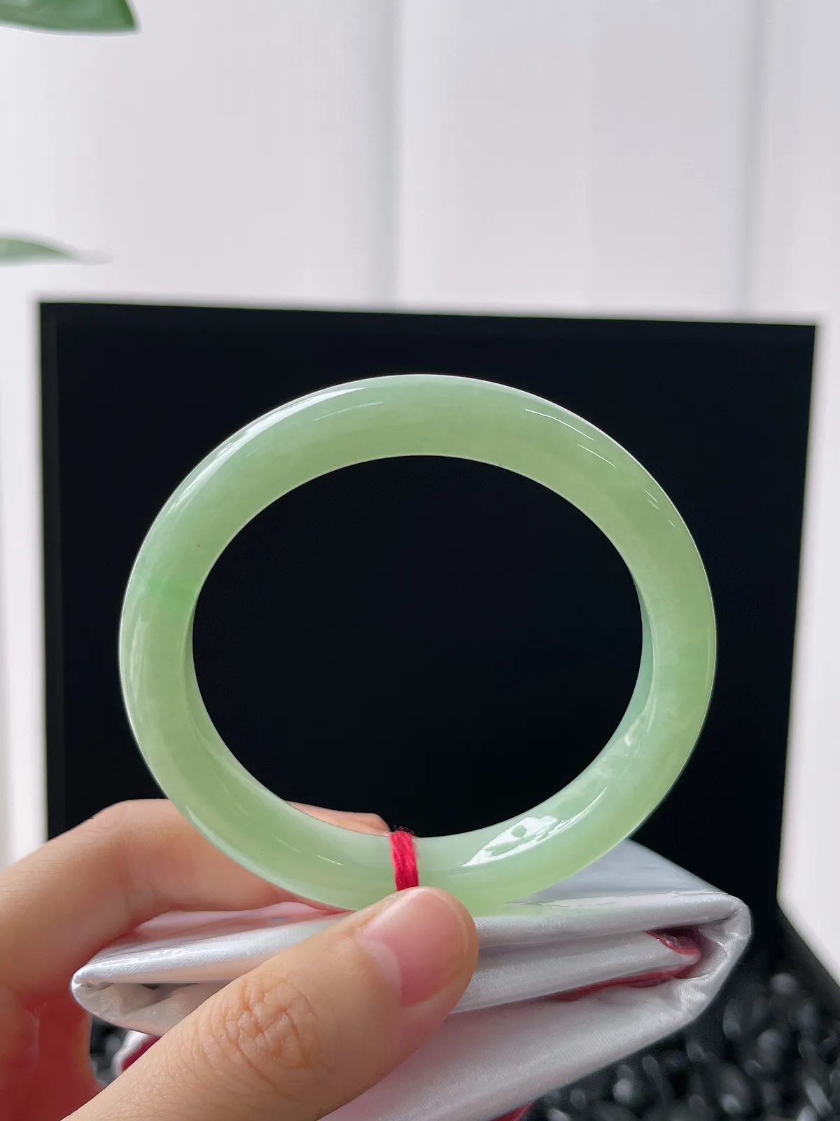 正圈52圈口，翡翠冰糯种浅绿色手镯