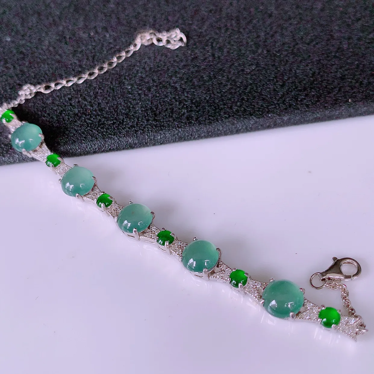 冰透满绿翡翠925银镶嵌手链，自然光实拍，翠色灵动，颜色漂亮，种老水足，品相佳，佩戴佳品！#97.10取一整体7*7*5.6裸石7*7