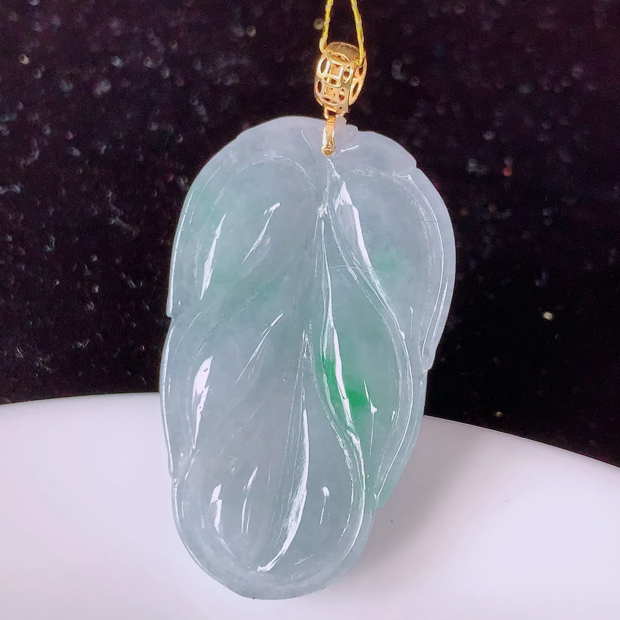 18K金镶嵌冰春带彩翡翠叶子吊坠 ，种水足，色泽清新，工艺精湛，叶子寓意美好；金枝玉叶，事业5.18有成。#