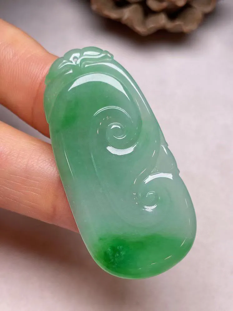 冰糯种飘绿【如意】吊坠，种水好，玉质细腻 ，卖相好.
