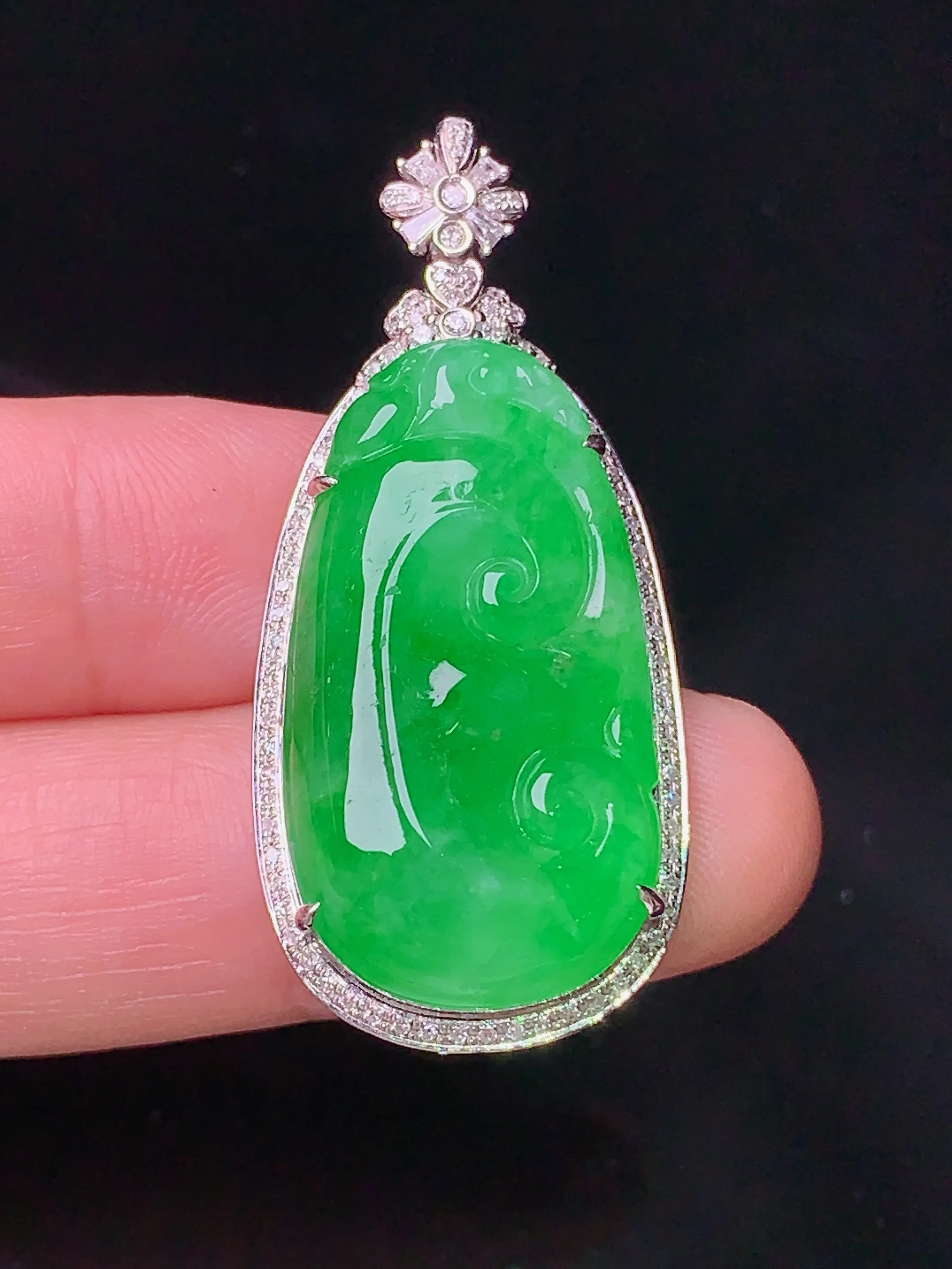 18k金钻镶嵌翠绿如意吊坠 玉质细腻 色泽清新艳丽 整体尺寸40.8*18.7*9.2