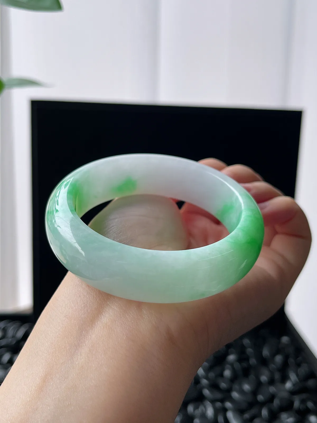 正圈56圈口，翡翠糯化种飘绿手镯