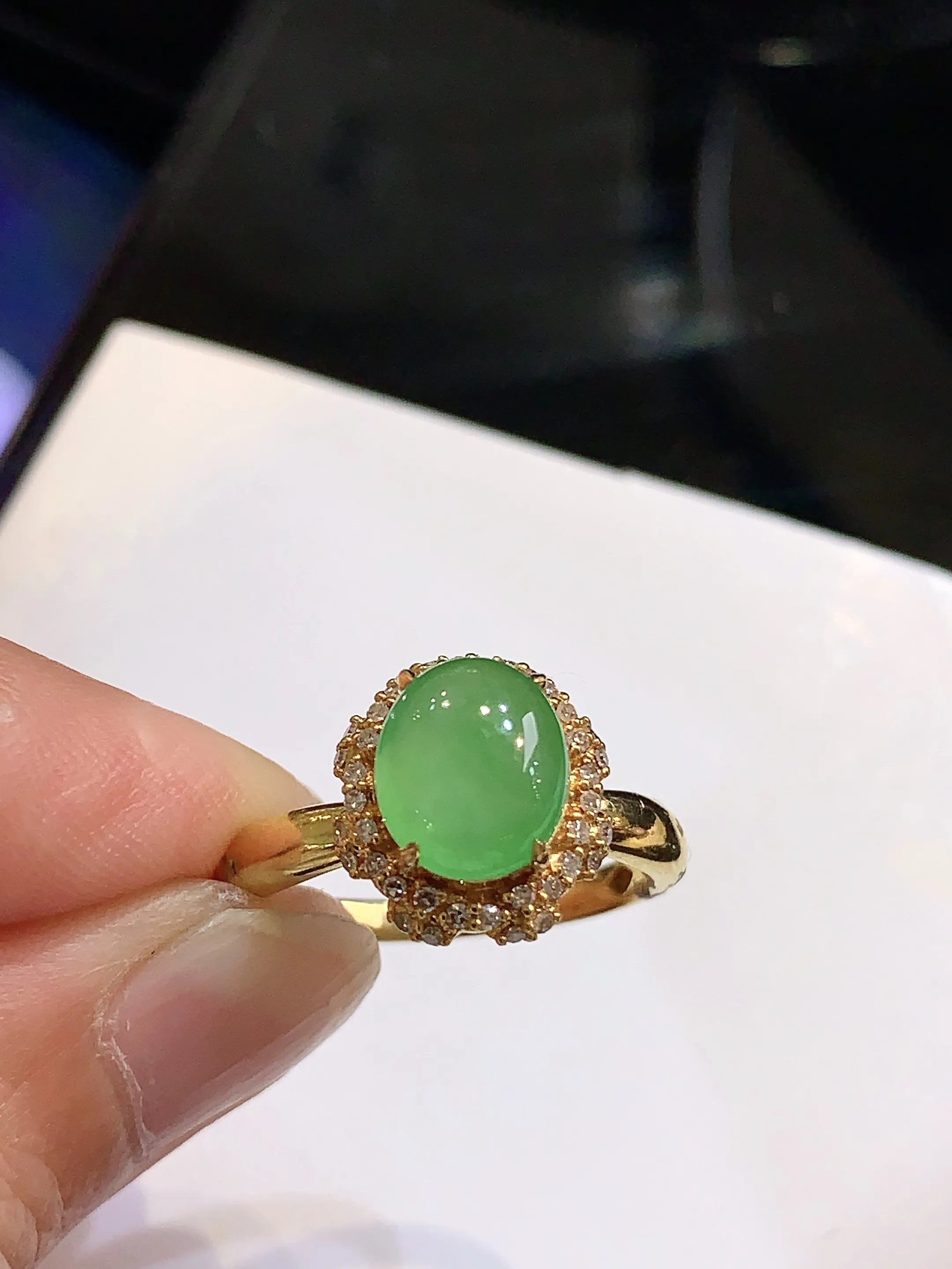 18k金钻镶嵌翠绿蛋面戒指 玉质细腻 色泽清新艳丽 圈口13 整体尺寸12.2*11*8.8