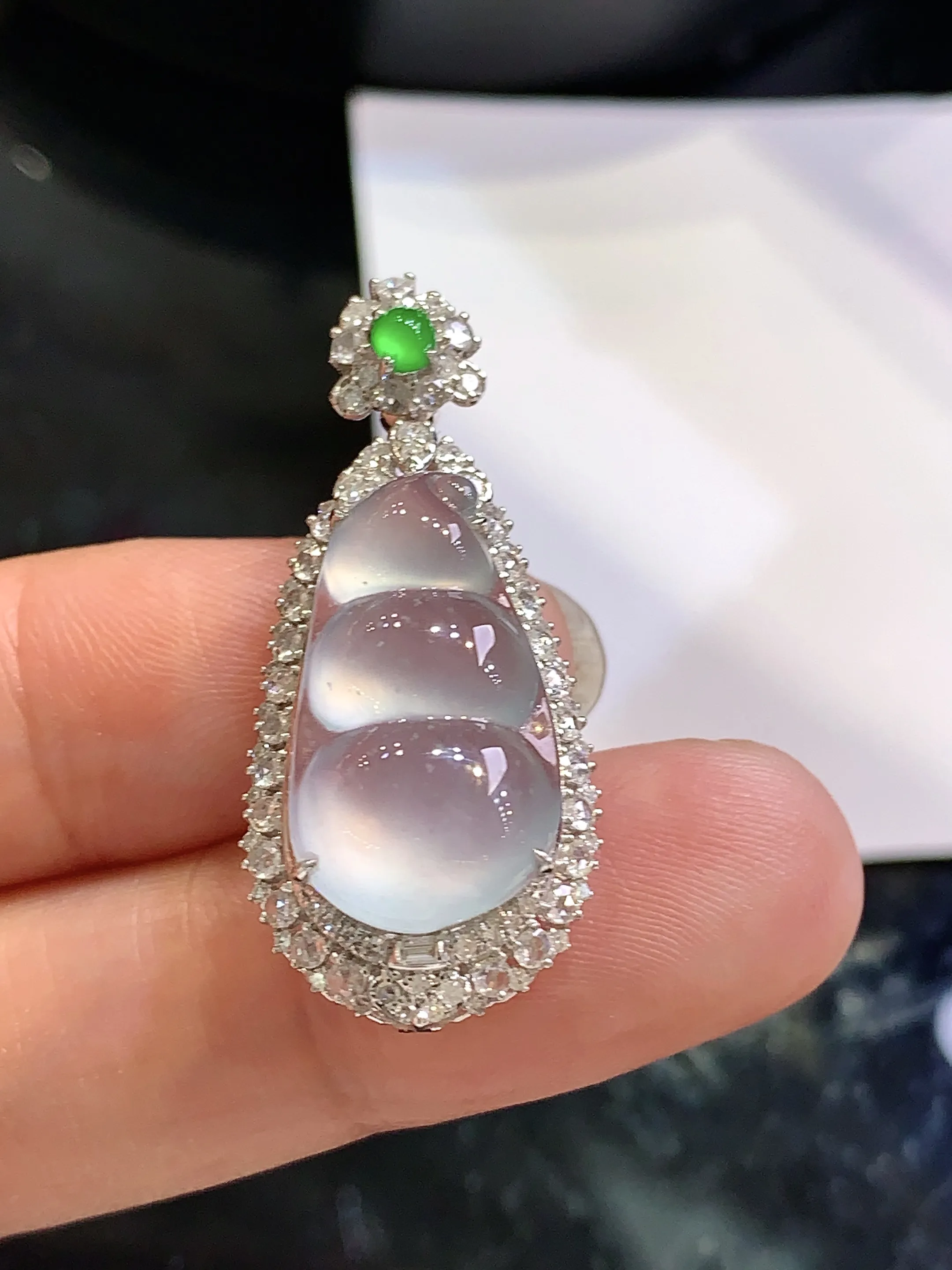 18k金钻镶嵌冰种四季豆吊坠 玉质细腻 色泽清新艳丽 整体尺寸33.5*14.8*9.7