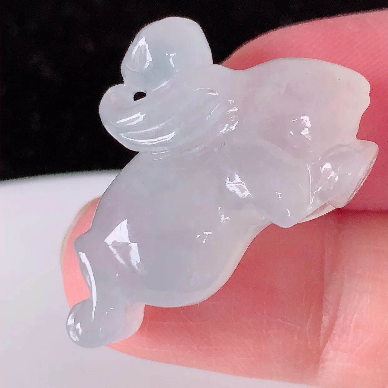 自然光实拍，冰种翡翠生肖玉兔吊坠，翠色灵动，种老水足，寓意好，品相佳，佩戴佳品！#81.10