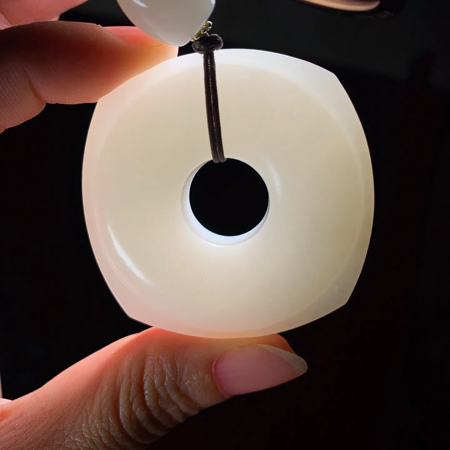 新疆和田玉羊脂白四方平安扣玉棕挂件。尺寸49/15重66.8克。白度一级。无裂无杂无结构。玉质细腻油润。手推出油。佩戴高端典雅。lt251111