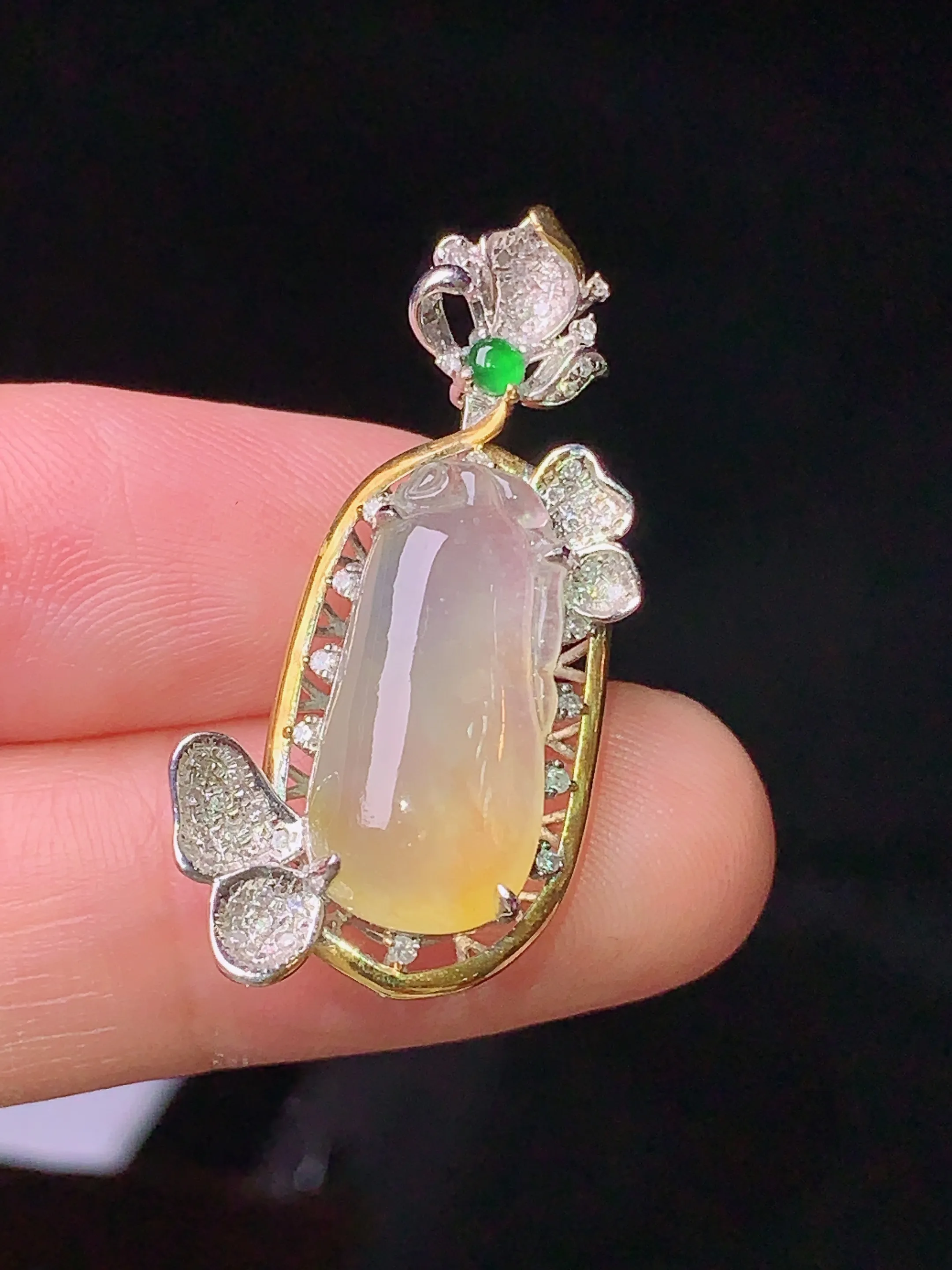 18k金钻镶嵌冰种黄翡福瓜吊坠 玉质细腻 色泽清新艳丽 整体尺寸31.8*16*7.7