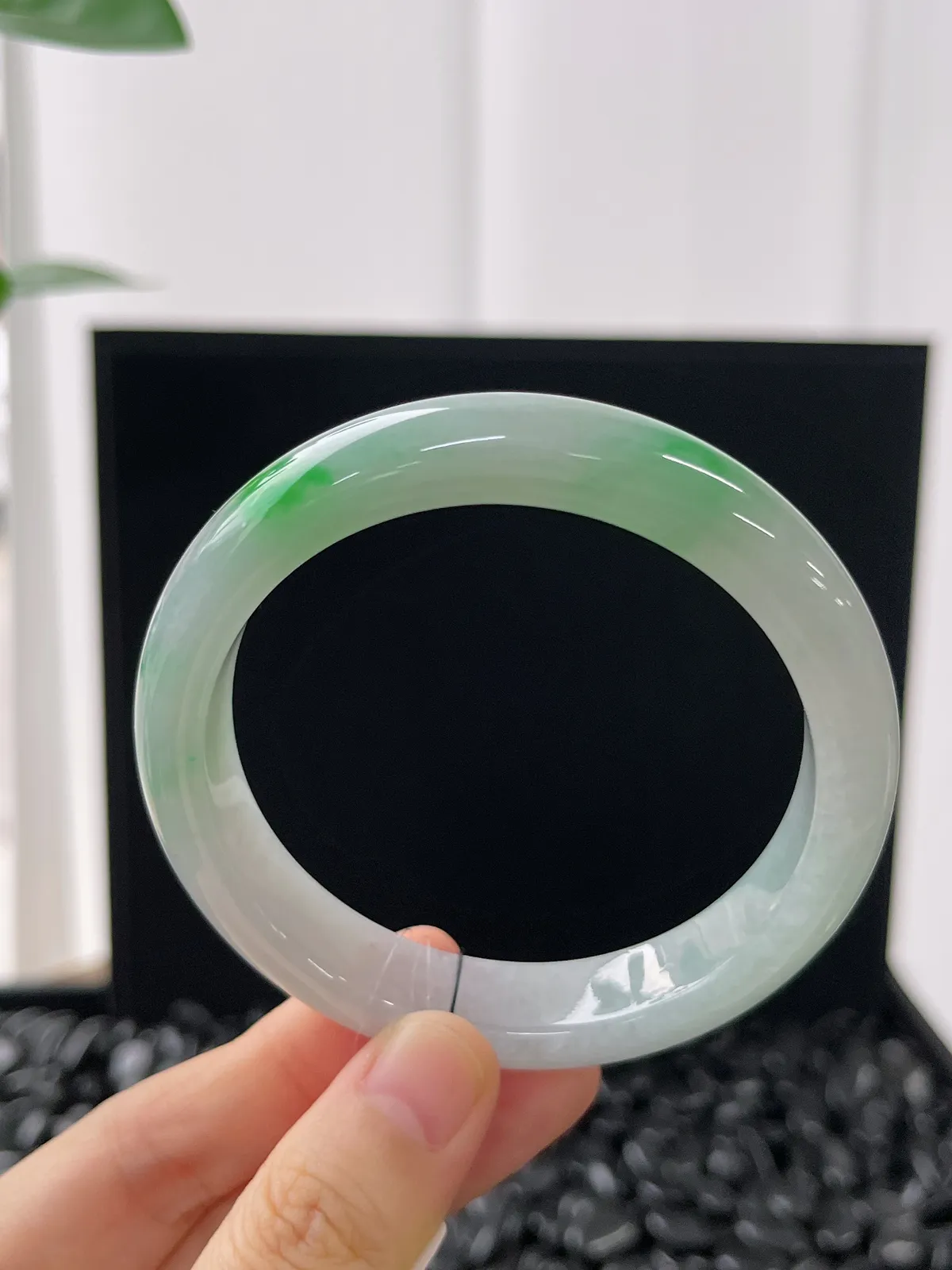 正圈57.7圈口，翡翠糯化种淡绿色手镯