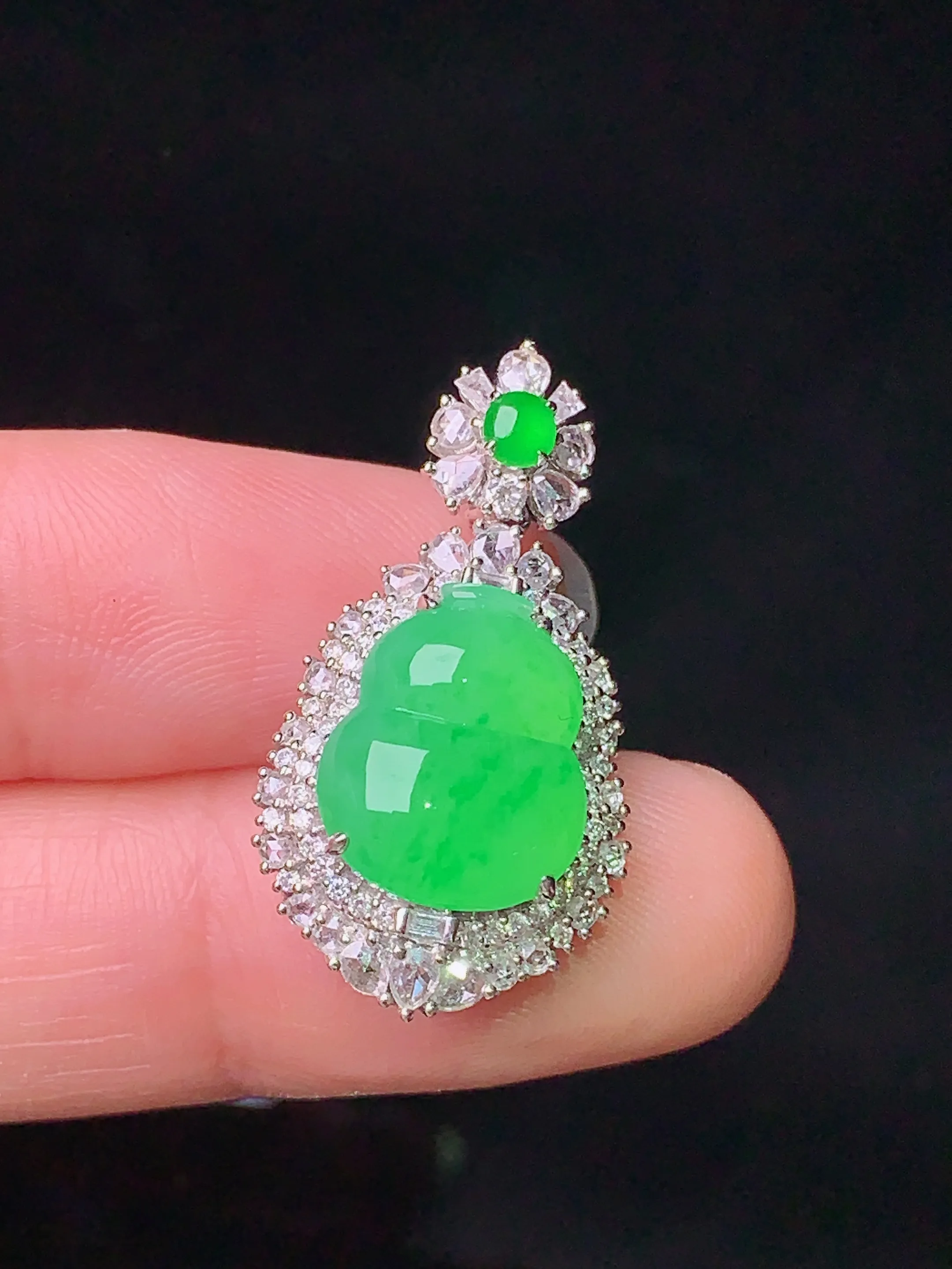 18k金钻镶嵌翠绿葫芦吊坠 玉质细腻 色泽清新艳丽 整体尺寸28*15*10.3