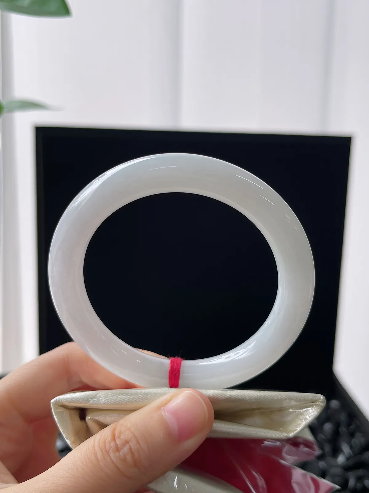 圆镯53圈口，翡翠糯化种白色手镯