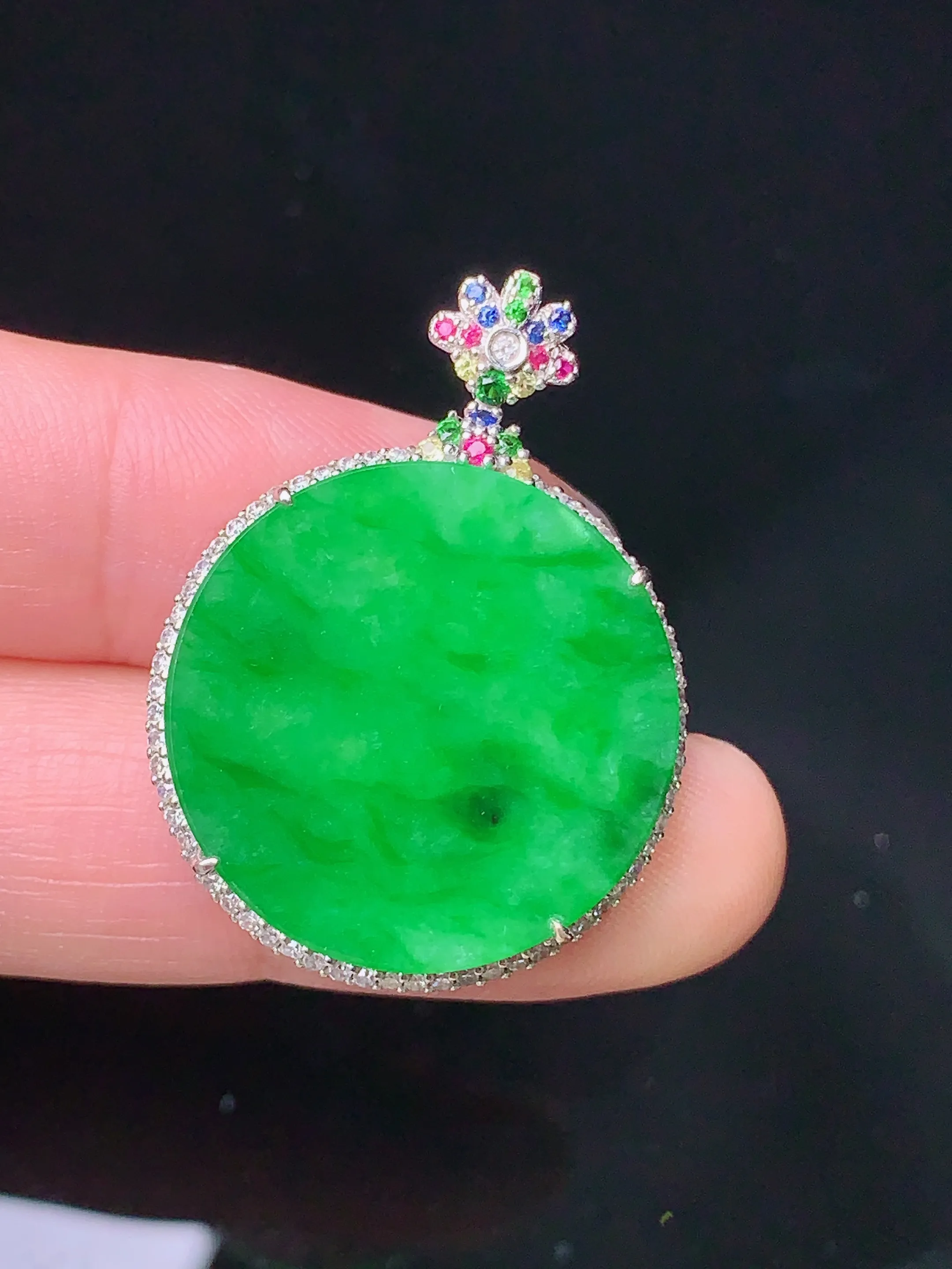 18k金钻镶嵌翠绿圆牌吊坠 玉质细腻 色泽清新艳丽 整体尺寸31.8*23.5*6.7